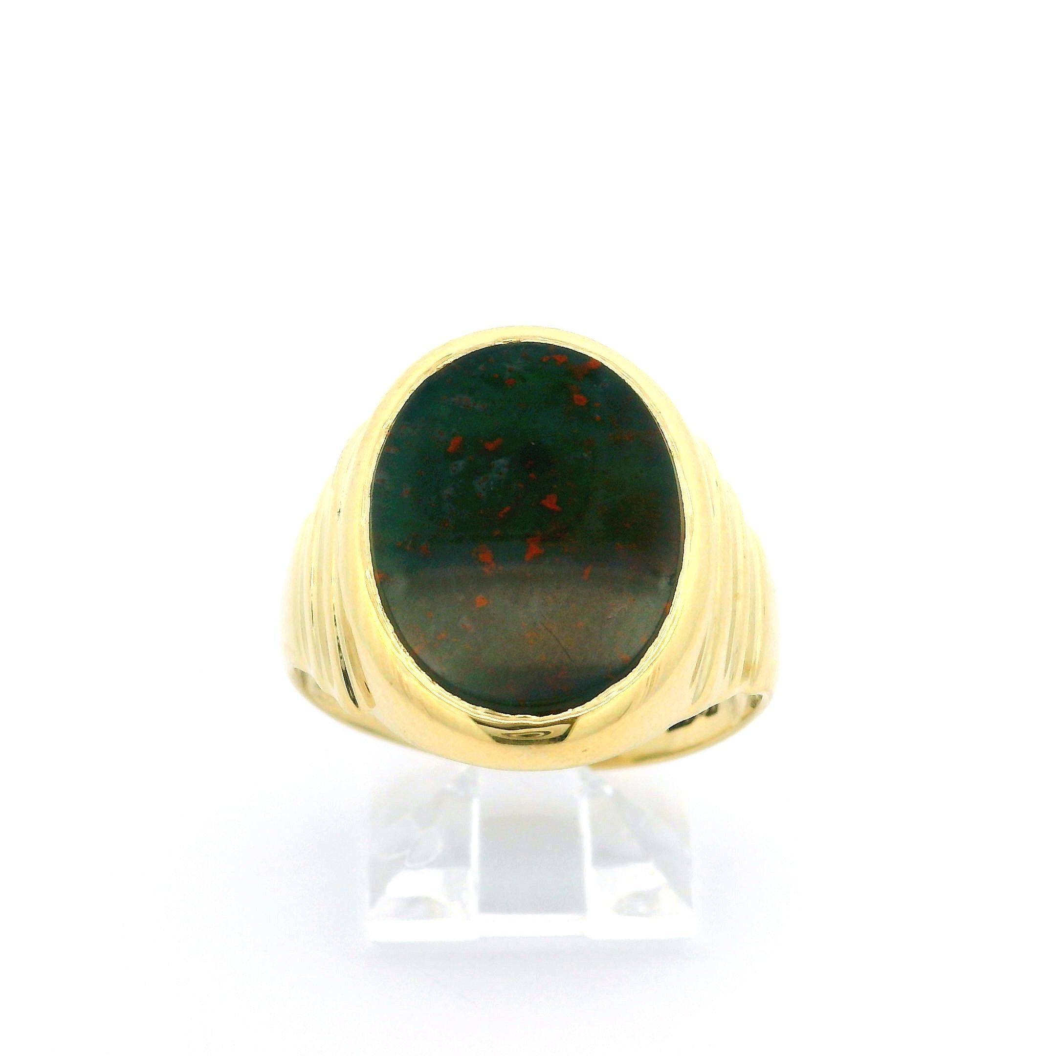 Vintage 10k Yellow Gold Oval Bloodstone Polished Step Sides Unisex Ring For Sale 3