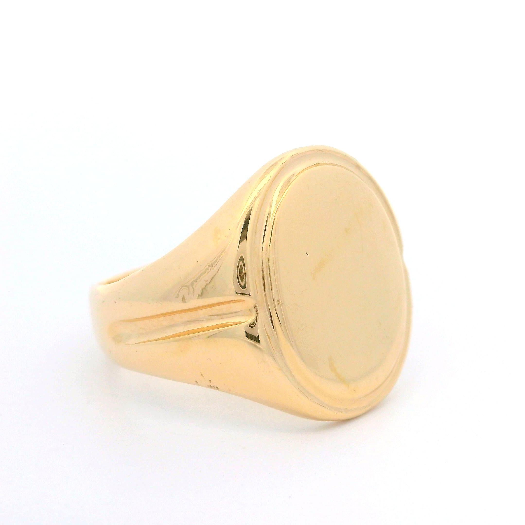 Anillo de sello para hombre Vintage de oro amarillo de 10k con diseño pulido acanalado ovalado en Excelente Estado en Montclair, NJ