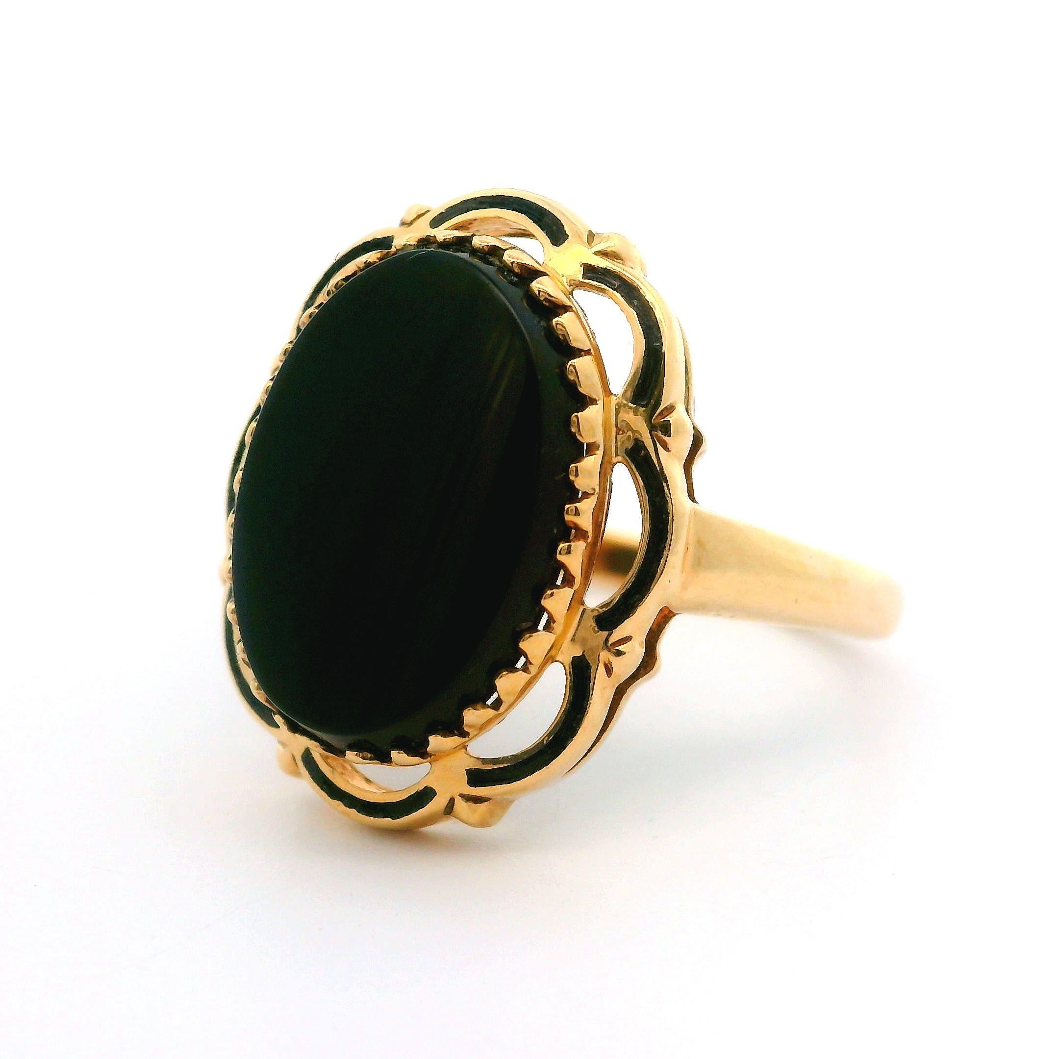 Vintage 10k Yellow Gold Oval Onyx W/ Scalloped Black Enamel Frame Cocktail Ring In Excellent Condition In Montclair, NJ
