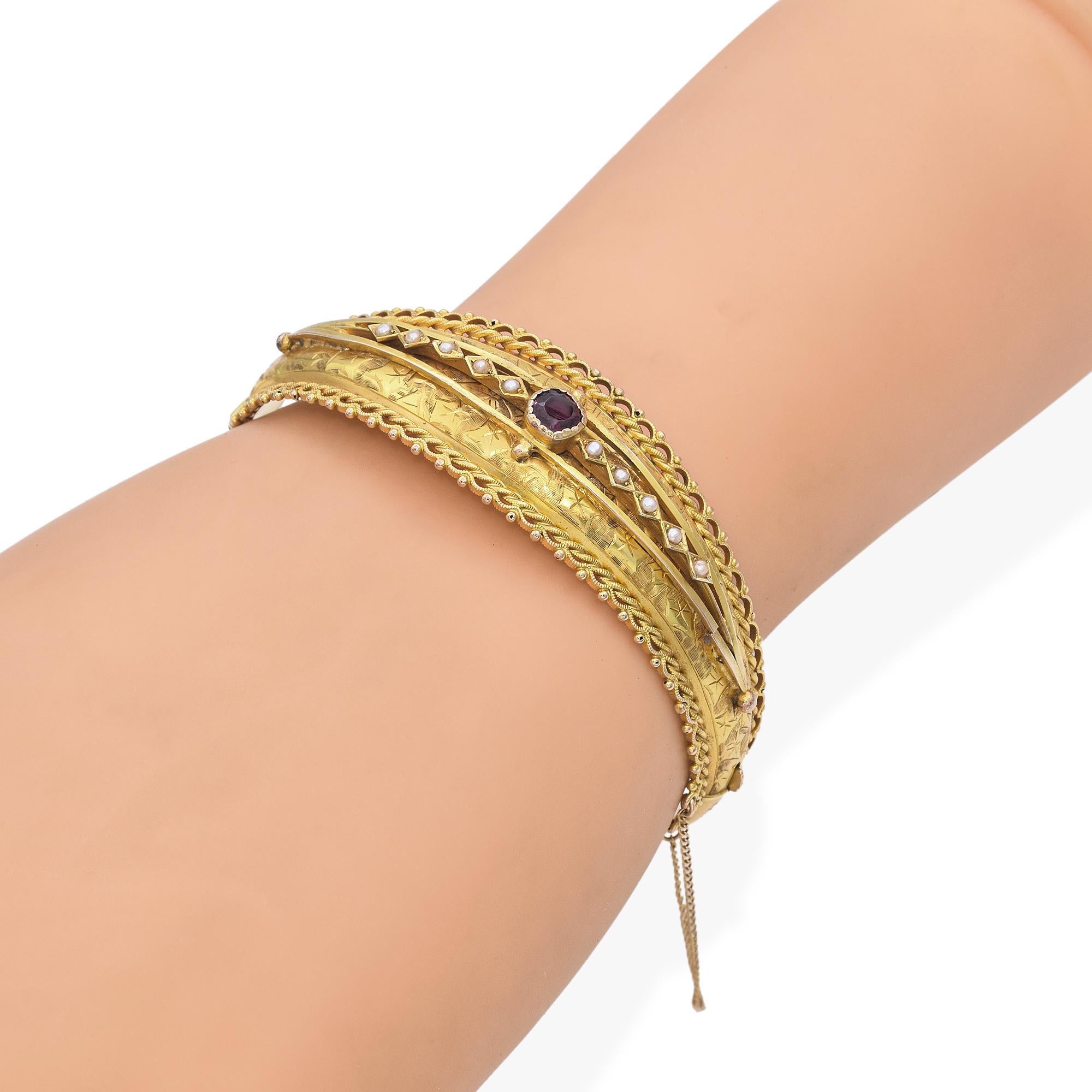 Taille ronde Vintage 10k Yellow Gold Rhodolite Garnet and Pearl Hinged Bangle Bracelet en vente