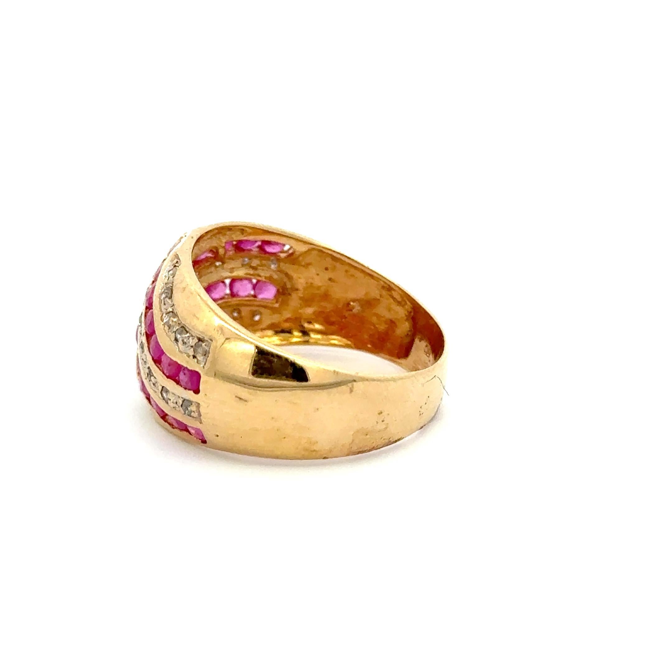 Vintage 10K Yellow Gold Ruby and Diamond Wave Band Ring (Rundschliff) im Angebot