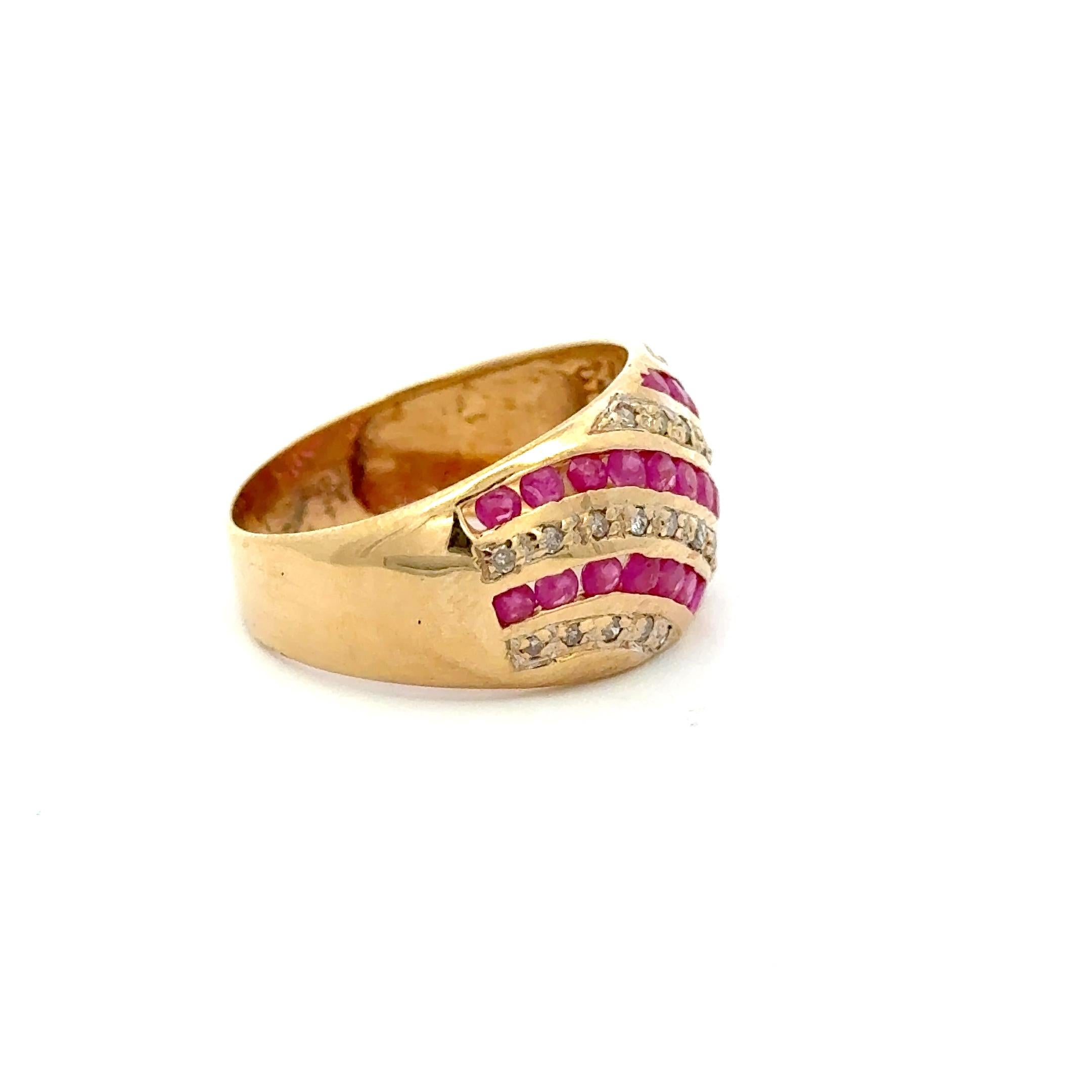 Vintage 10K Yellow Gold Ruby and Diamond Wave Band Ring für Damen oder Herren im Angebot
