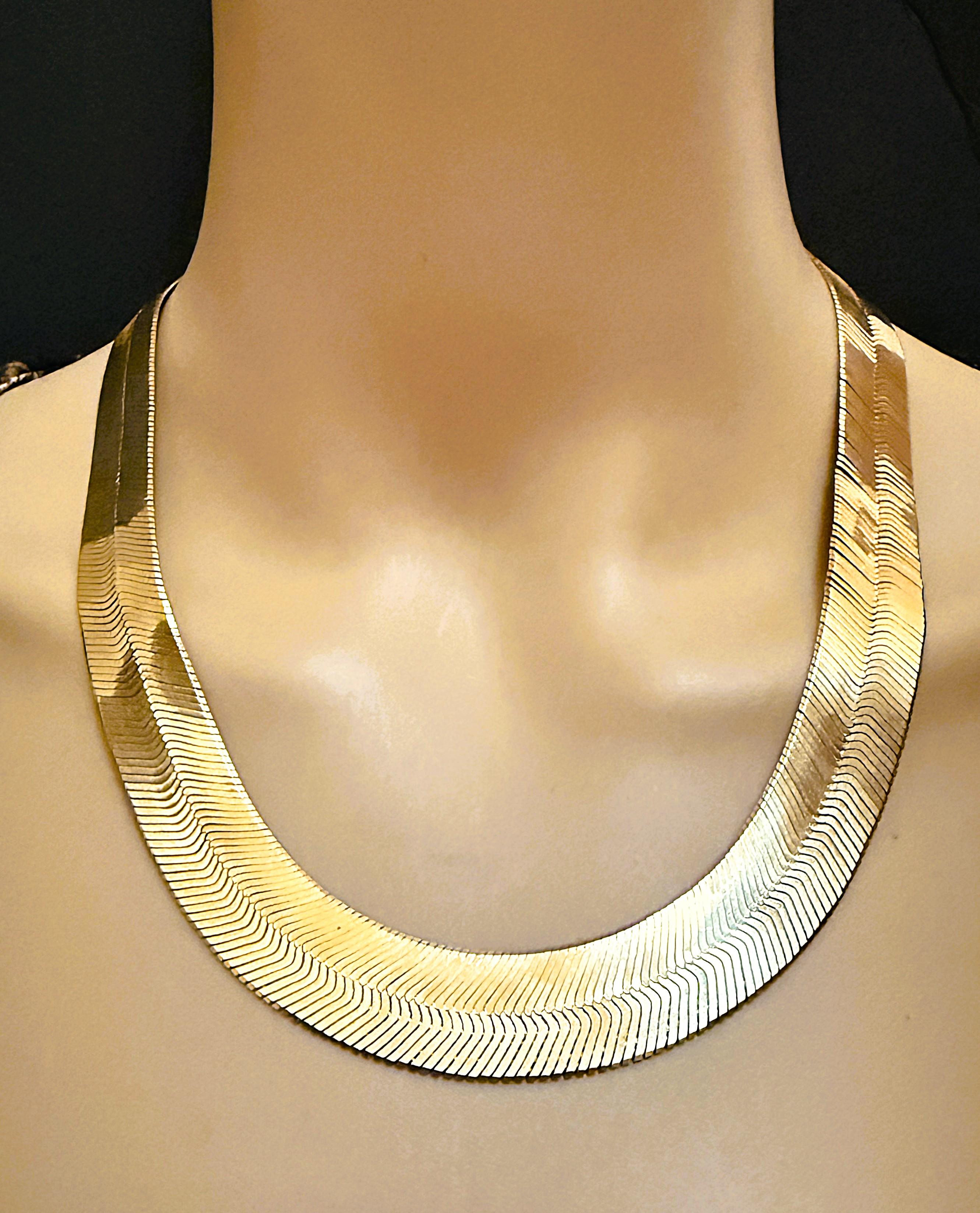 Questa collana è semplicemente spettacolare.  Il taglio dei listelli dorati lo fa brillare quando lo indossi.  Si fonde con il collo e si stende magnificamente.  Questo pezzo è vintage, quindi presenta un po' di usura, ma è ancora una magnifica