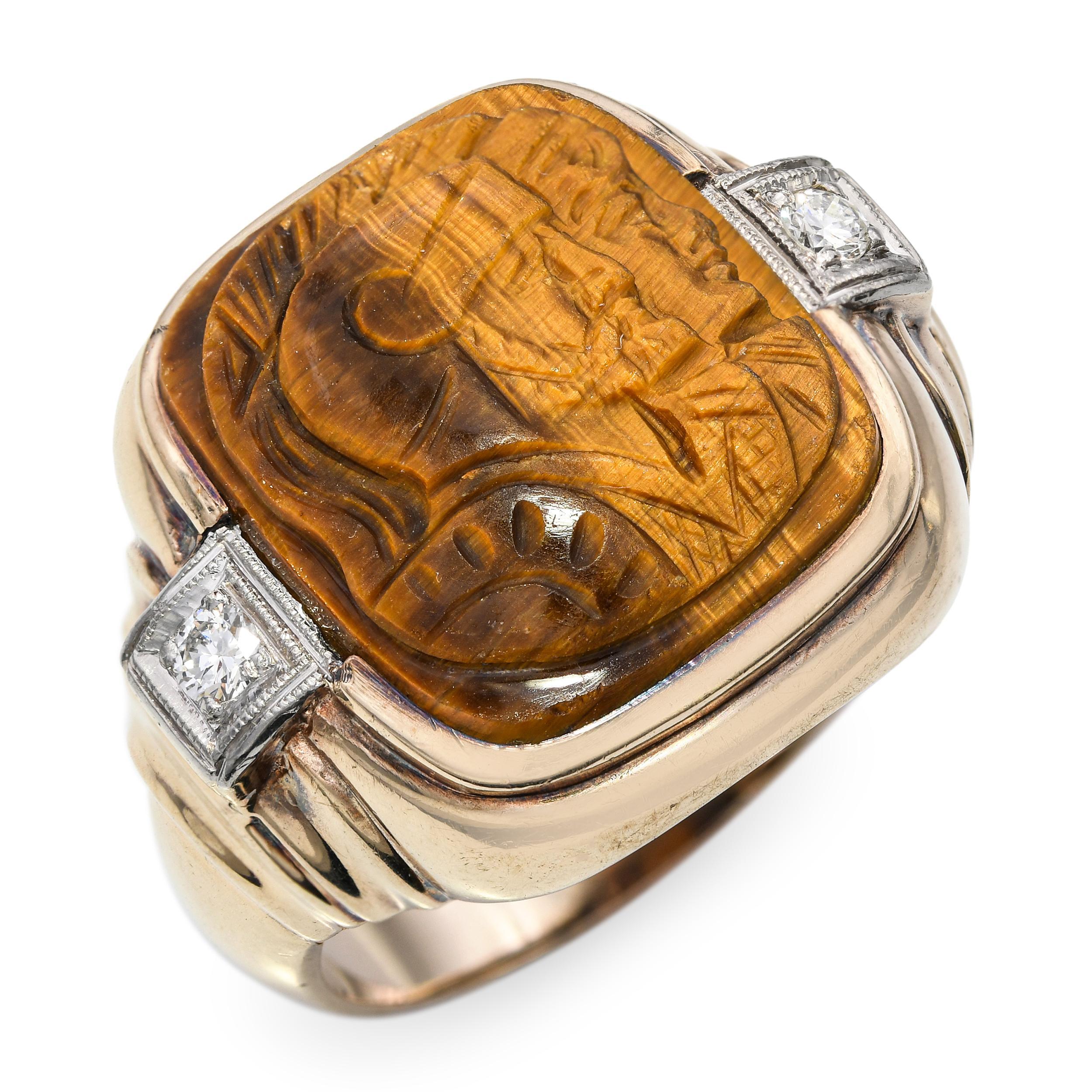 Dieser Vintage-Ring zeigt eine wunderschön geschnitzte Kamee aus Tigerauge, deren goldbrauner Glanz sich im Licht verändert. Das geschnitzte Porträt hebt sich mit beeindruckenden Details ab und verleiht dem Stück einen eleganten, altertümlichen