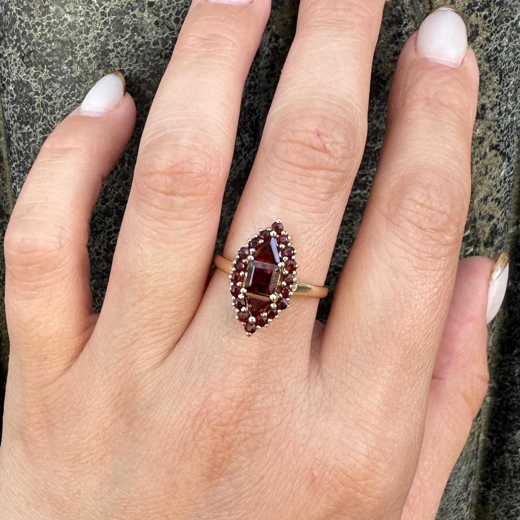 Anello d'epoca in oro giallo 10k con granato rosso ricco e vibrante a forma di navetta in vendita 5