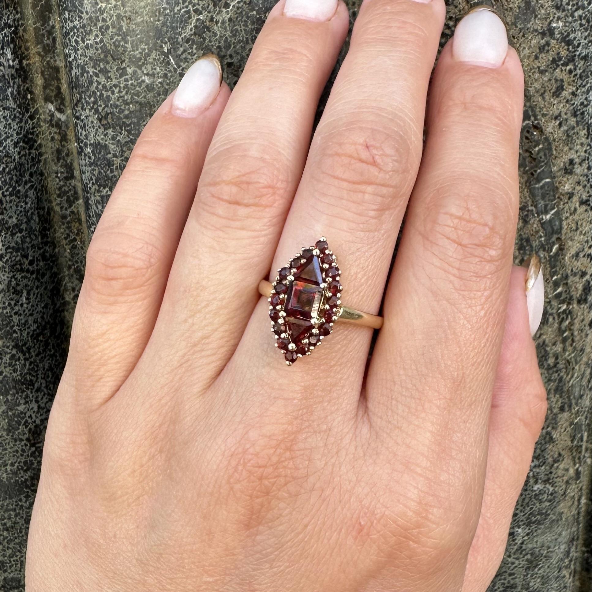 Anello d'epoca in oro giallo 10k con granato rosso ricco e vibrante a forma di navetta in vendita 6