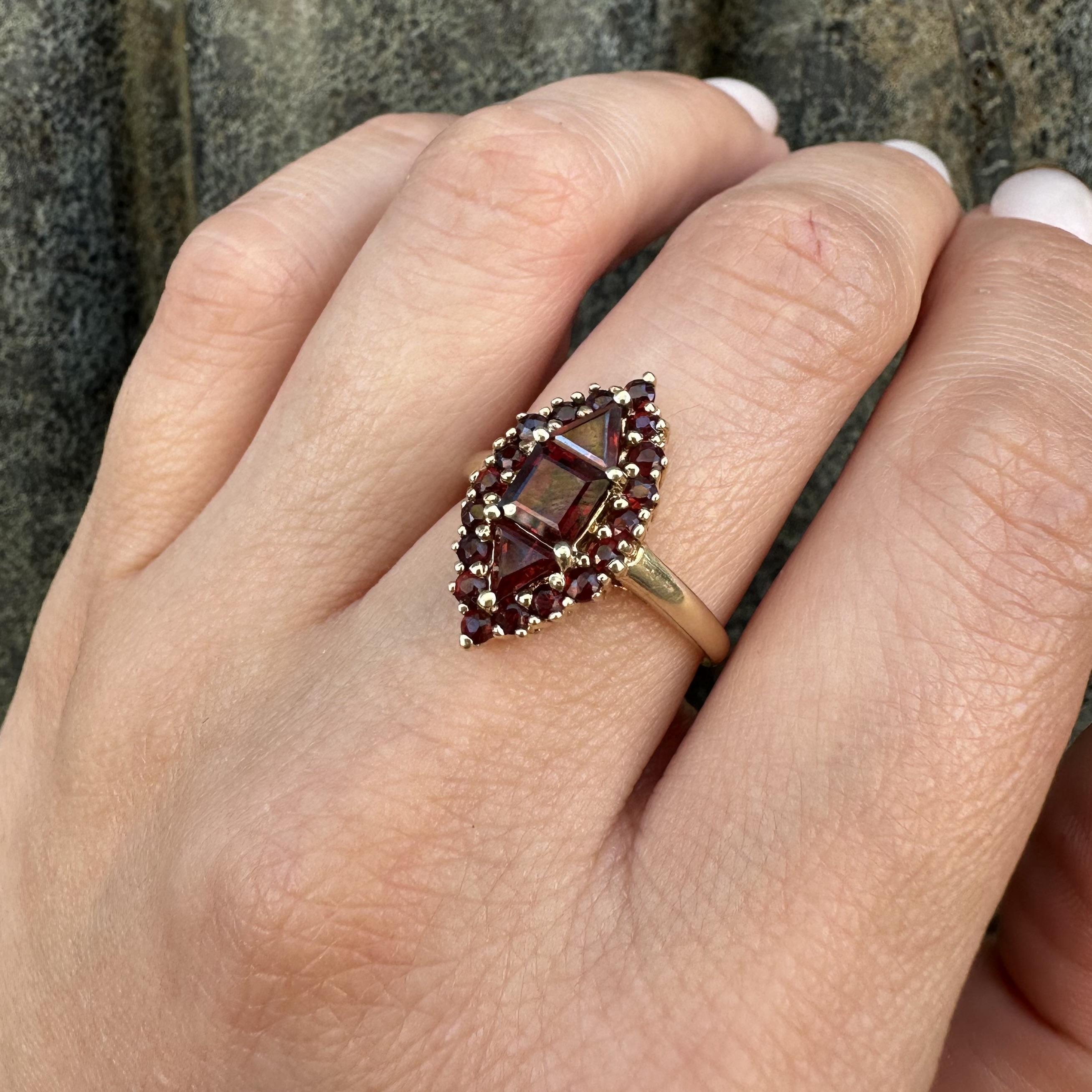 Anello d'epoca in oro giallo 10k con granato rosso ricco e vibrante a forma di navetta in vendita 7