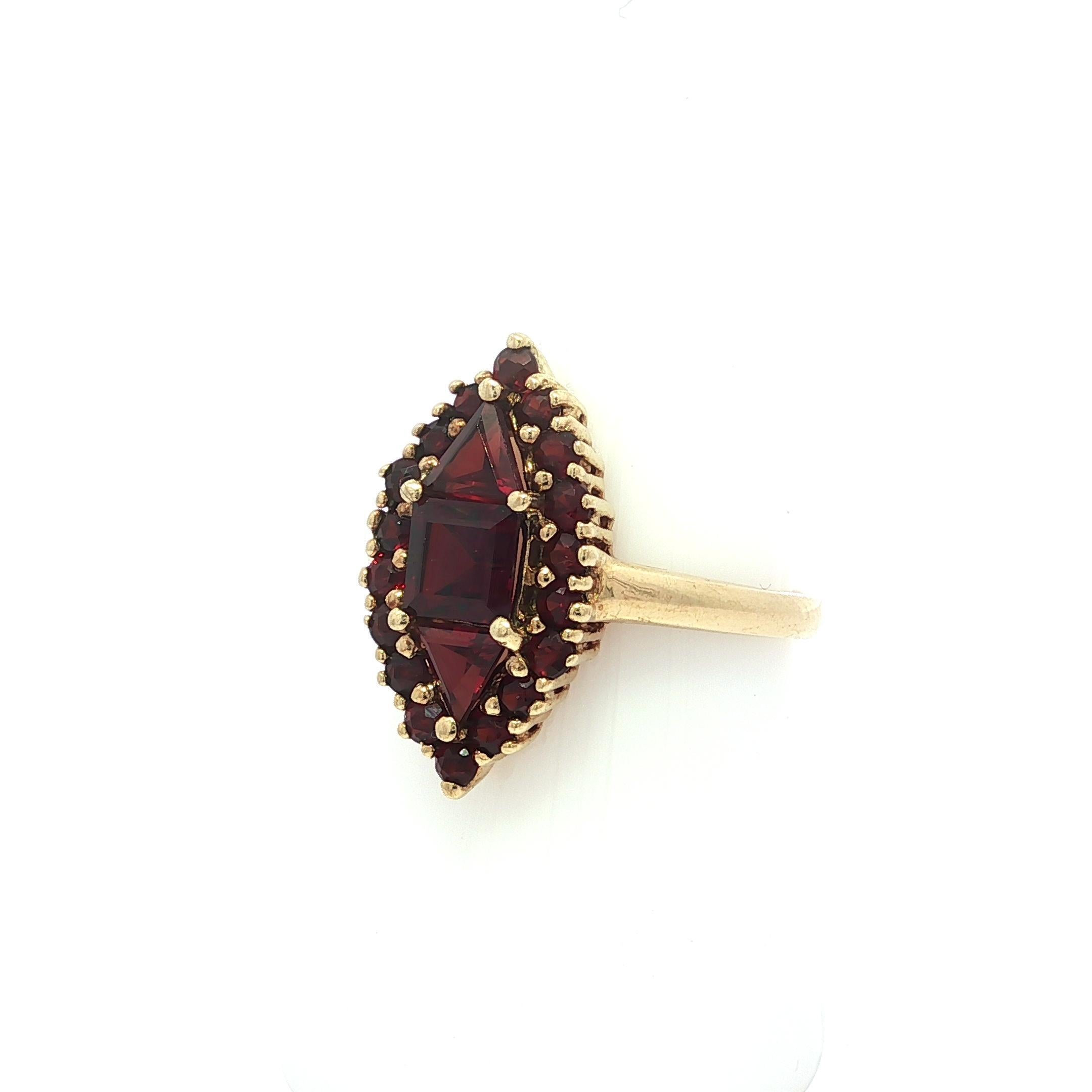 Taglio rotondo Anello d'epoca in oro giallo 10k con granato rosso ricco e vibrante a forma di navetta in vendita