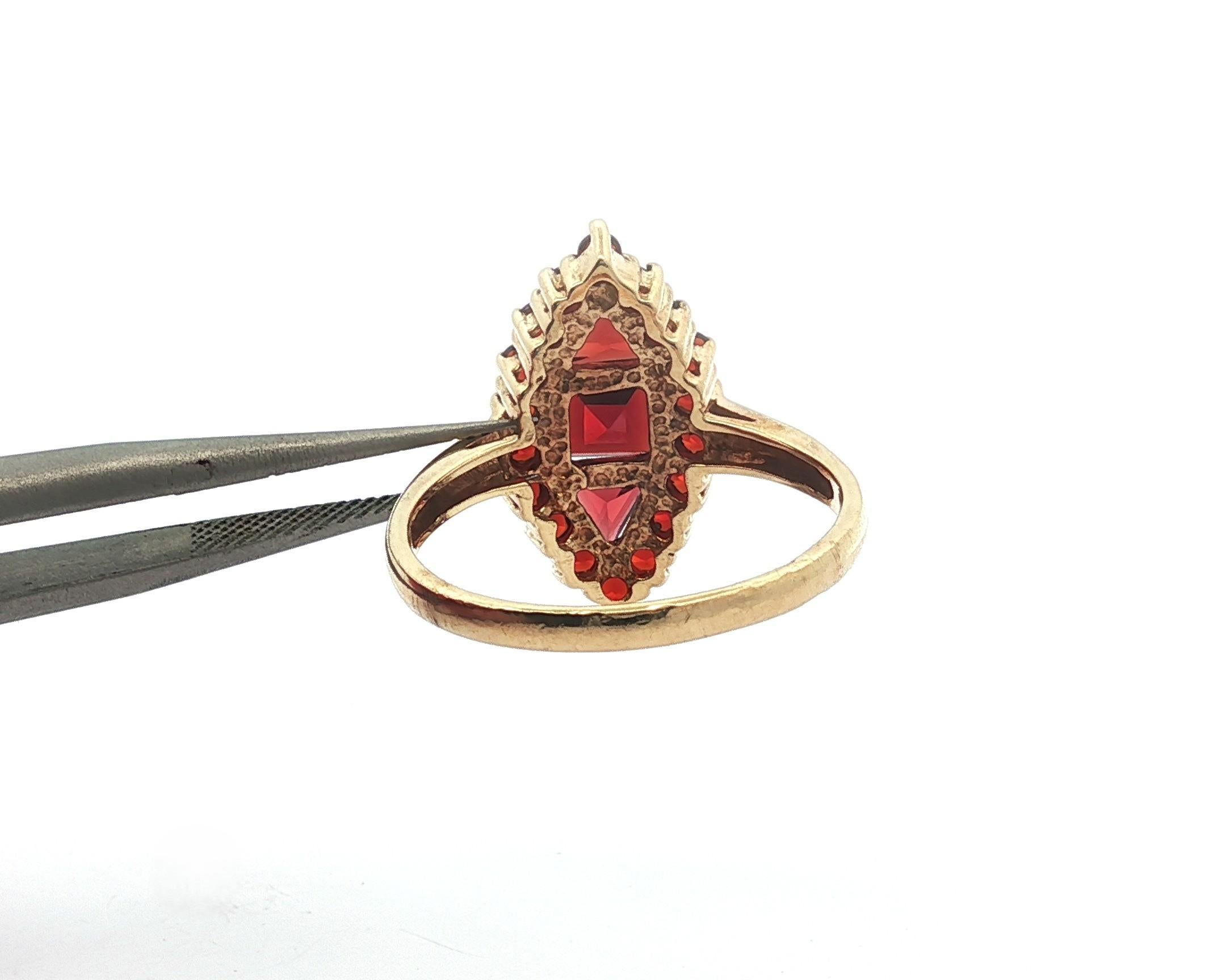 Anello d'epoca in oro giallo 10k con granato rosso ricco e vibrante a forma di navetta in vendita 1