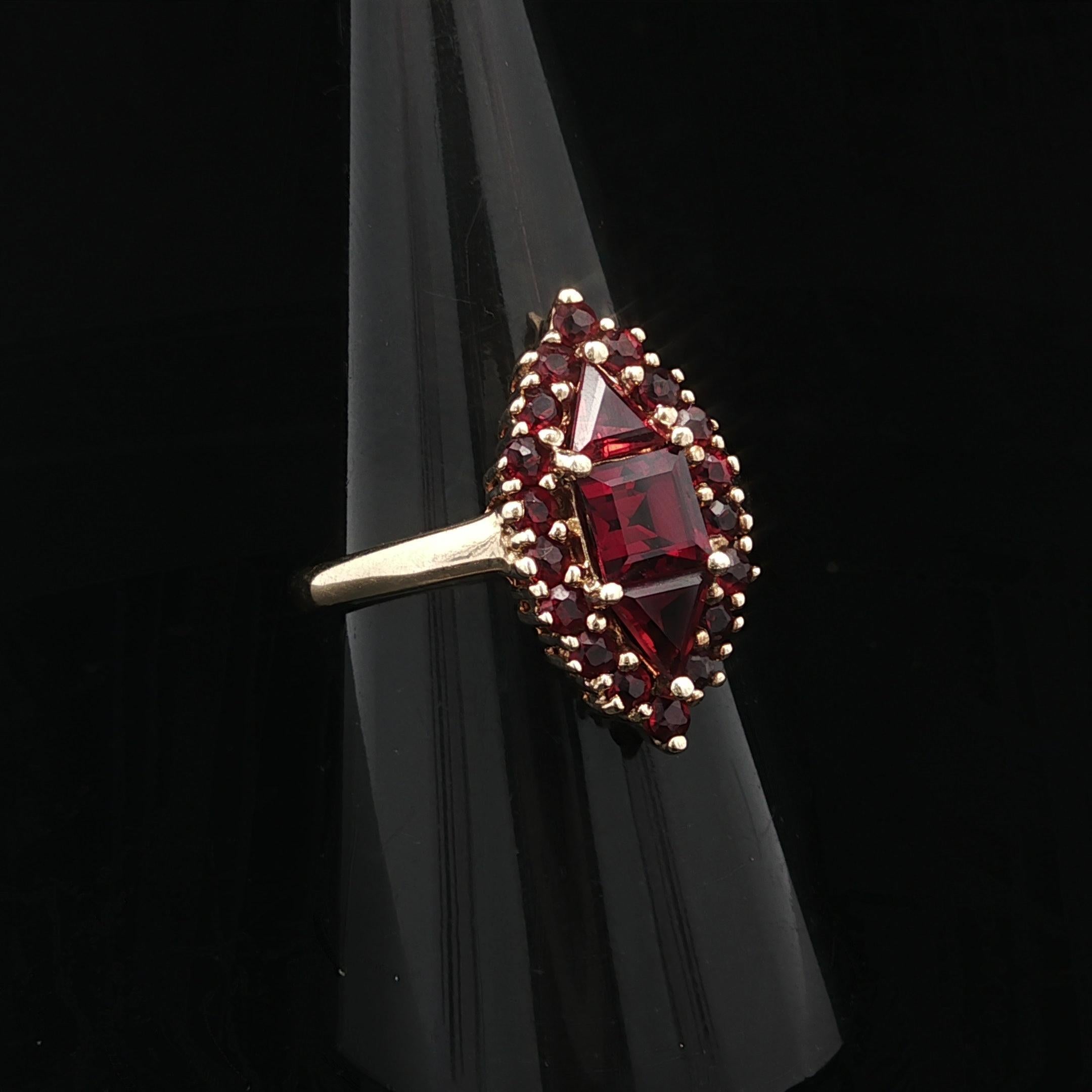 Anello d'epoca in oro giallo 10k con granato rosso ricco e vibrante a forma di navetta in vendita 3