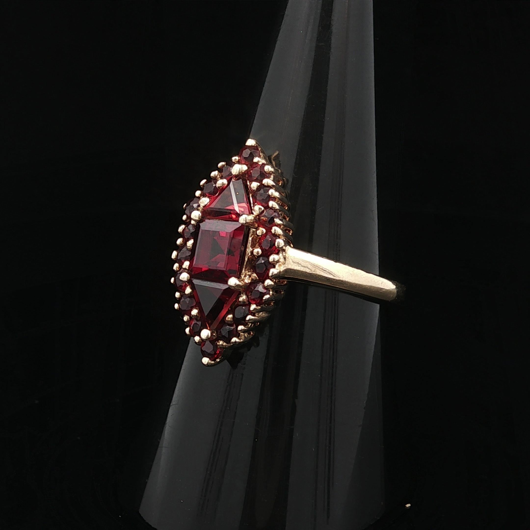 Anello d'epoca in oro giallo 10k con granato rosso ricco e vibrante a forma di navetta in vendita 4