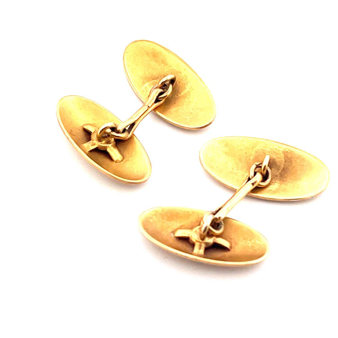 Erhöhen Sie Ihre formelle Kleidung mit unseren exquisiten Vintage 10K Gelbgold Victorian Old Euro Diamond Manschettenknöpfen. Jeder Manschettenknopf besticht durch das Design eines vierzackigen Sterns. In der Mitte eines jeden Sterns befindet sich
