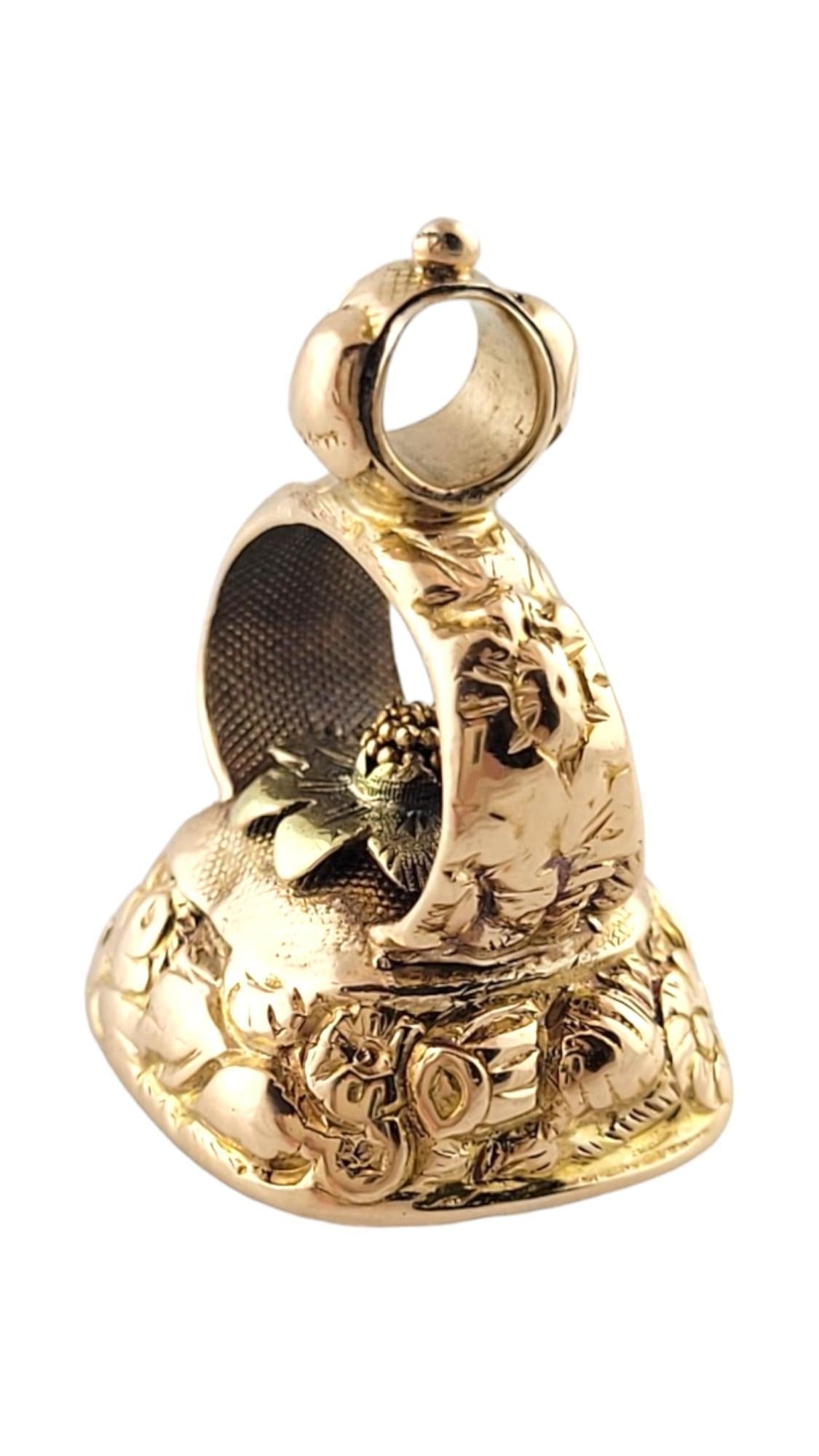 10K Yellow Gold Watch Fab

This gorgeous watch fab was crafted from 10K yellow gold with stunning detailing and a beautiful white blank wax seal. 

Size: 25.0mm X 18.9mm X 16.0mm 

Weight: 4.1 dwt/ 6.3 g

Tested 10K

Very good condition,