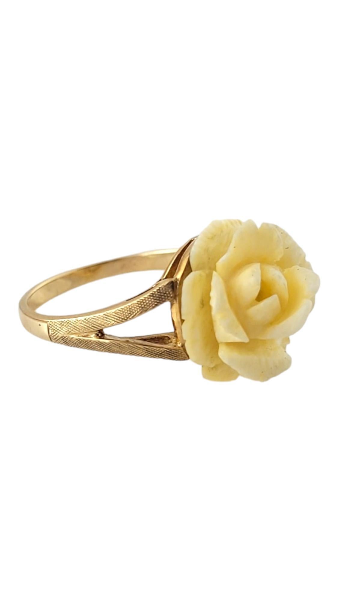 Vintage 10K yellow Gold White Rose Ring Size 5.25

This stunning statement ring is crafted from 10K yellow gold and features a gorgeous white rose in the front!

Ring size: 5.25
Shank: 2mm
Front: 13.7mm X 13.85mm X 11.4mm

Weight: 1.9 dwt/ 3.1