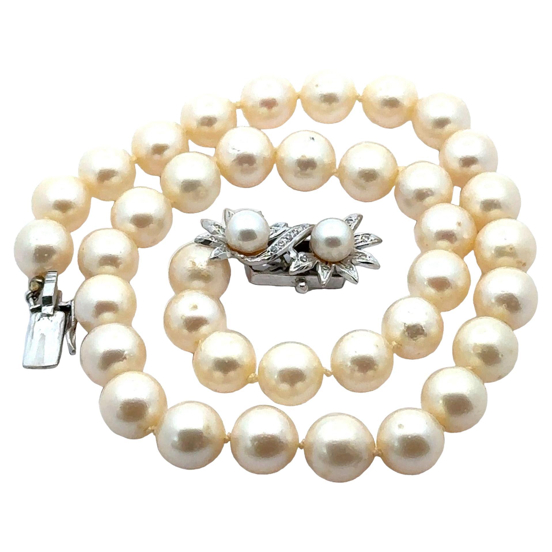 Collana girocollo con perle d
epoca da 10 mm e diamanti in oro bianco con chiusura a fiore in vendita