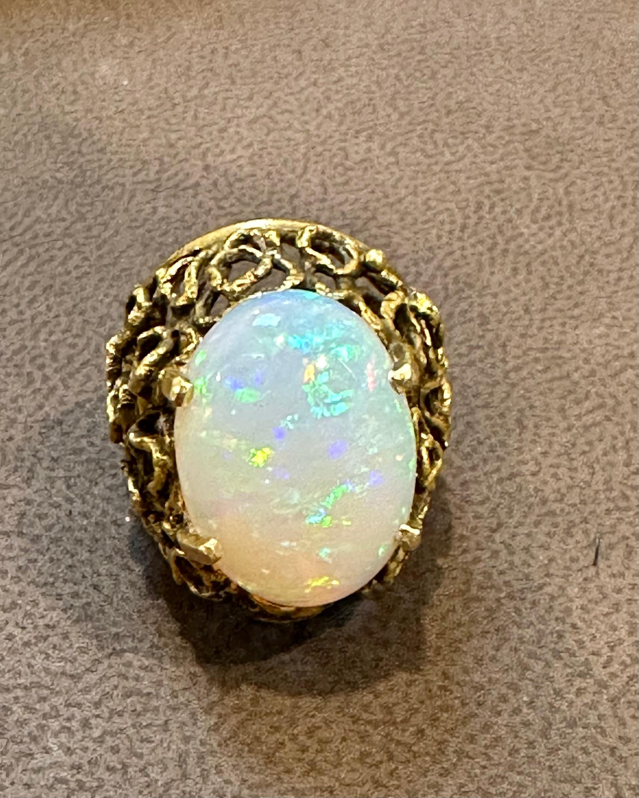 Vintage 11 Carat Oval Shape Ethiopian Opal Cocktail Ring 14kt Yellow Gold Ring For Sale 4