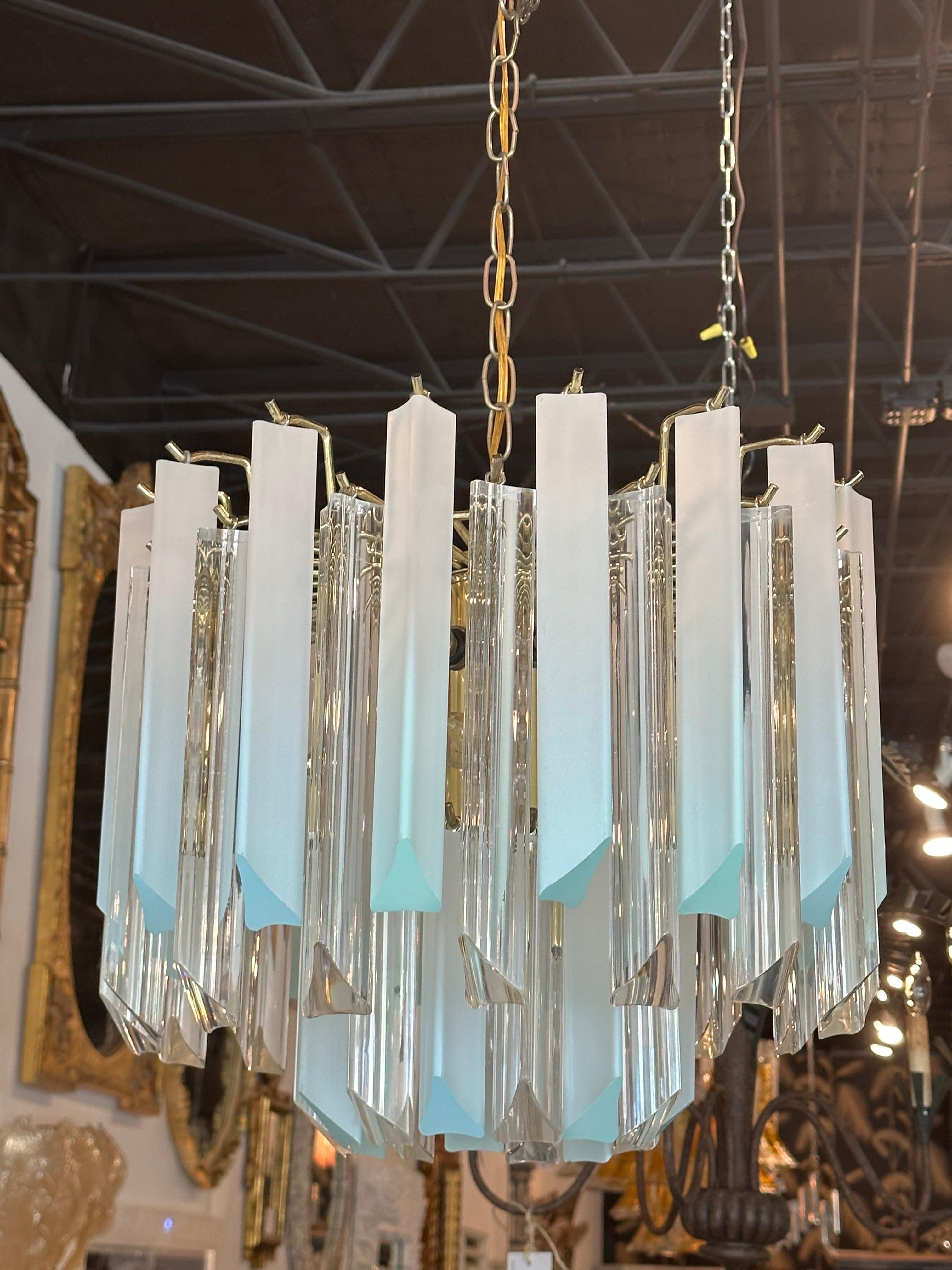 Hollywood Regency Lampadario vintage a 11 luci a prisma in lucite blu acqua, ottone a due livelli in vendita