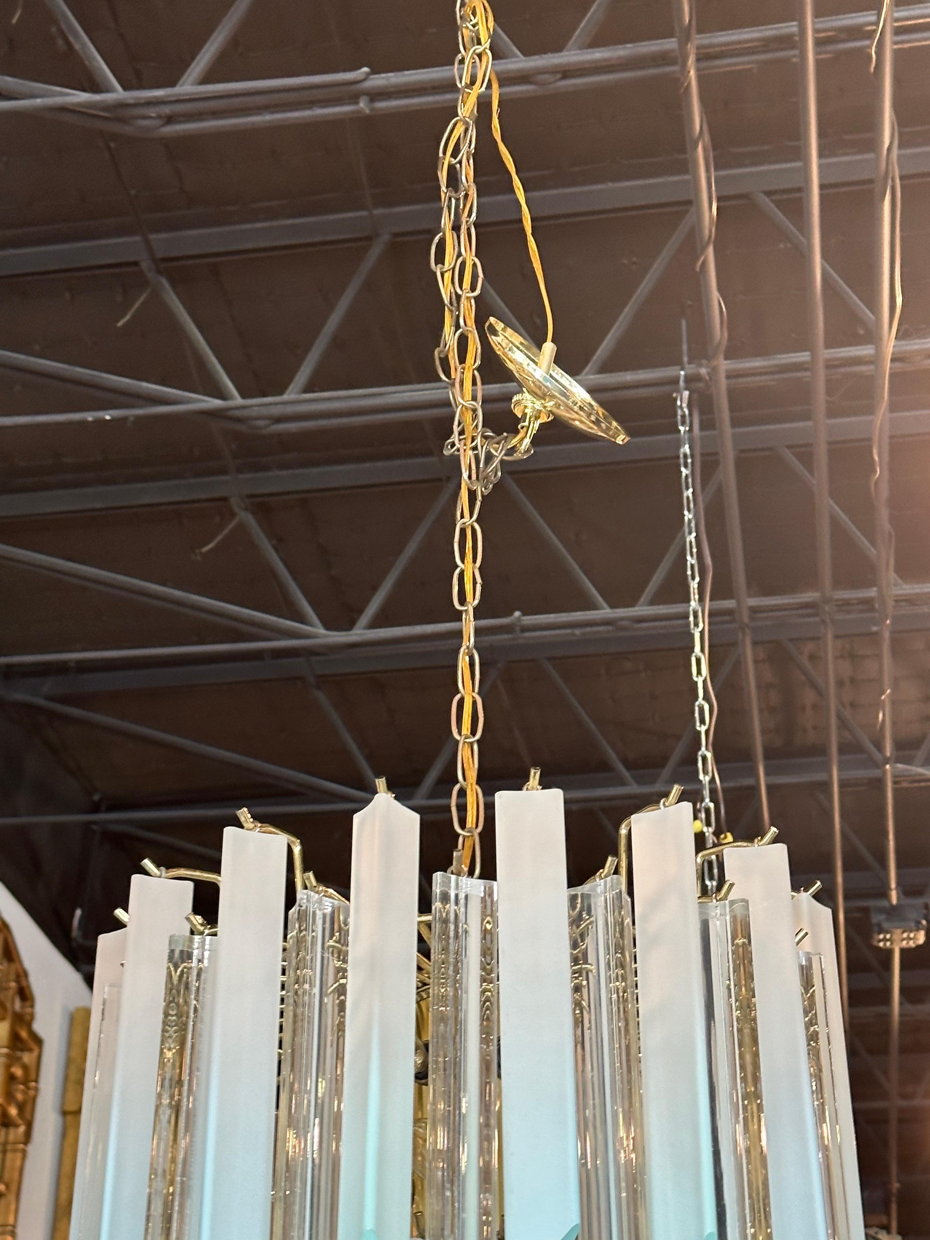 Americano Lampadario vintage a 11 luci a prisma in lucite blu acqua, ottone a due livelli in vendita
