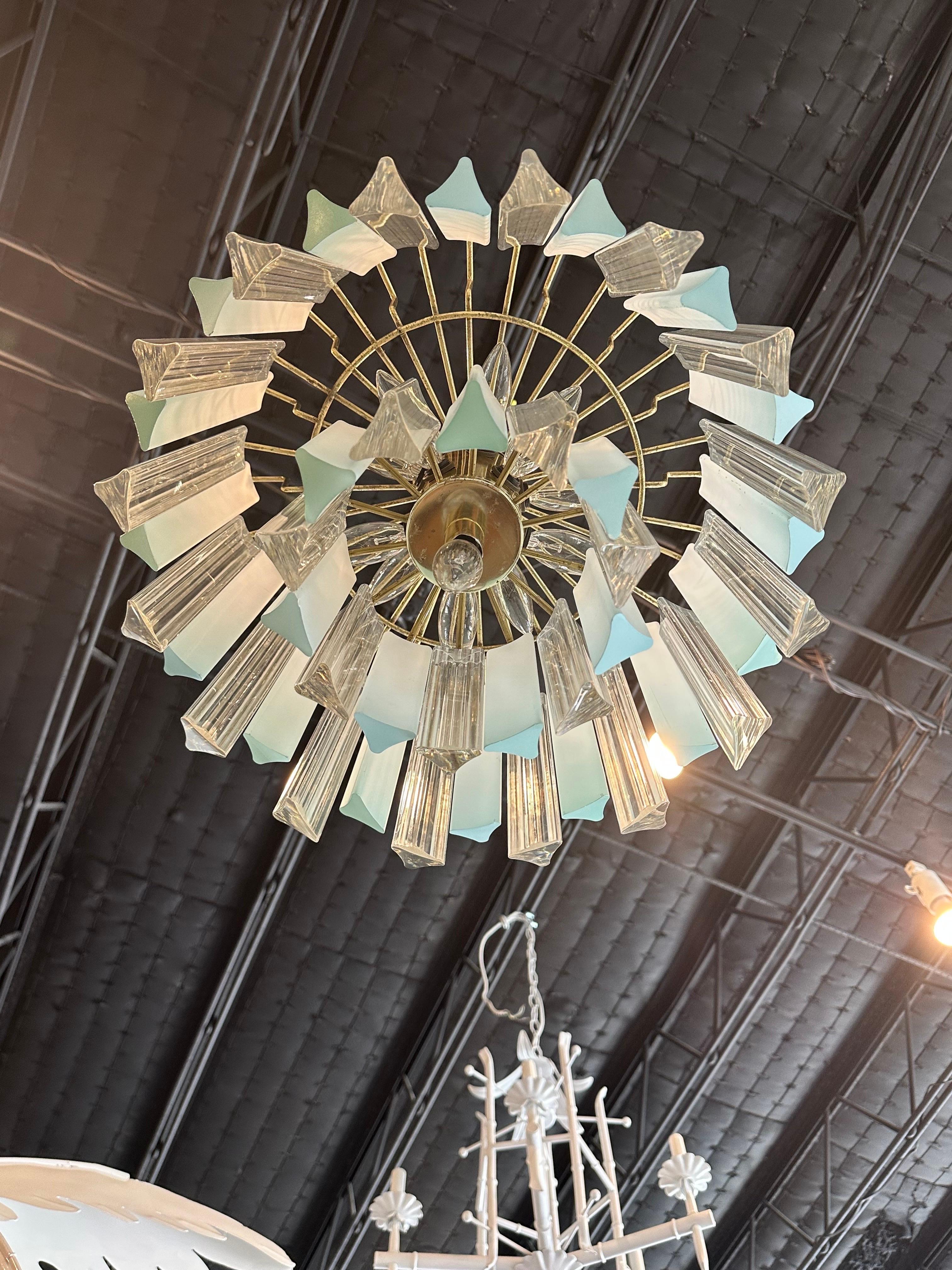 Lampadario vintage a 11 luci a prisma in lucite blu acqua, ottone a due livelli In condizioni buone in vendita a West Palm Beach, FL