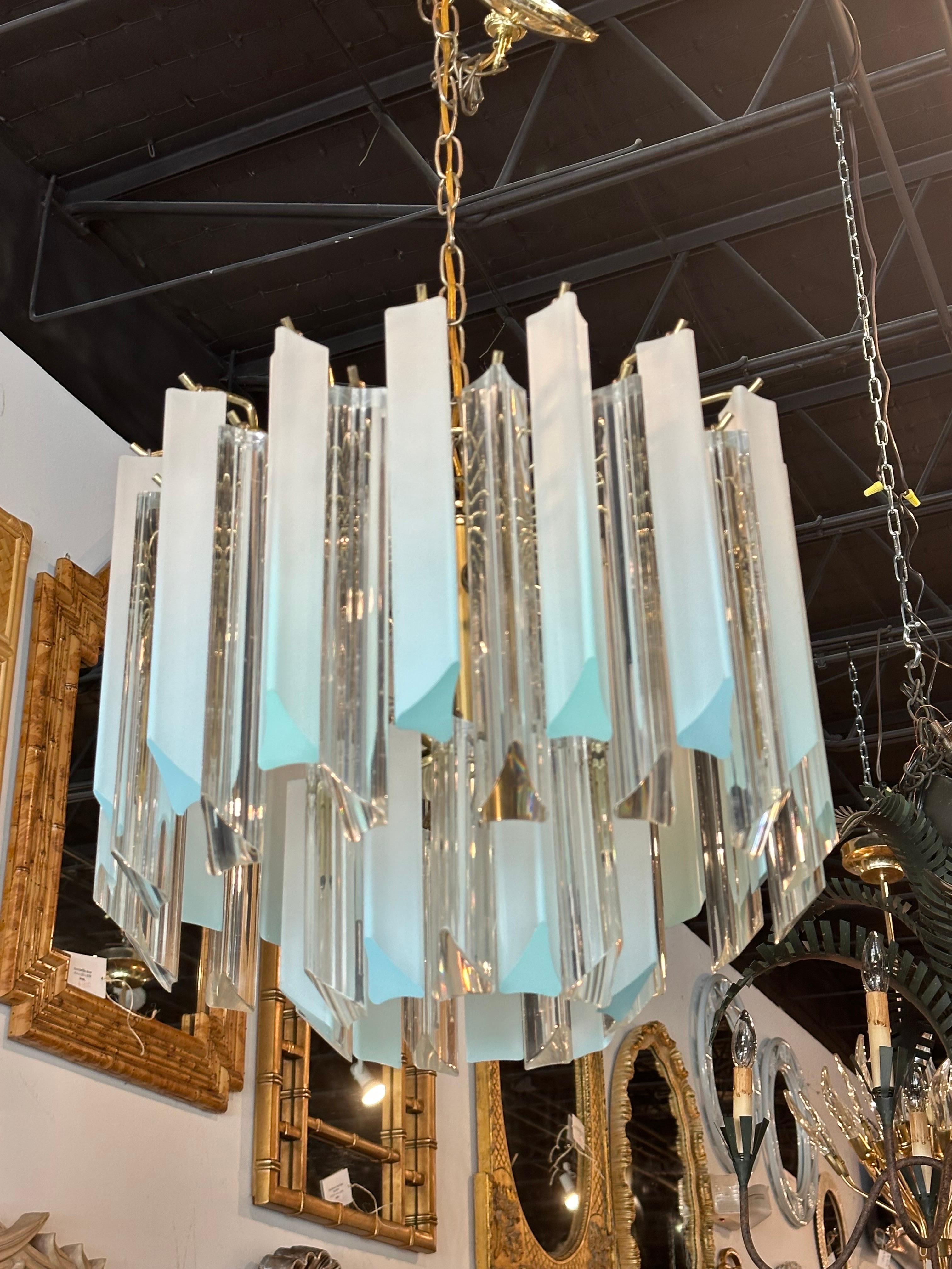 Fine XX secolo Lampadario vintage a 11 luci a prisma in lucite blu acqua, ottone a due livelli in vendita