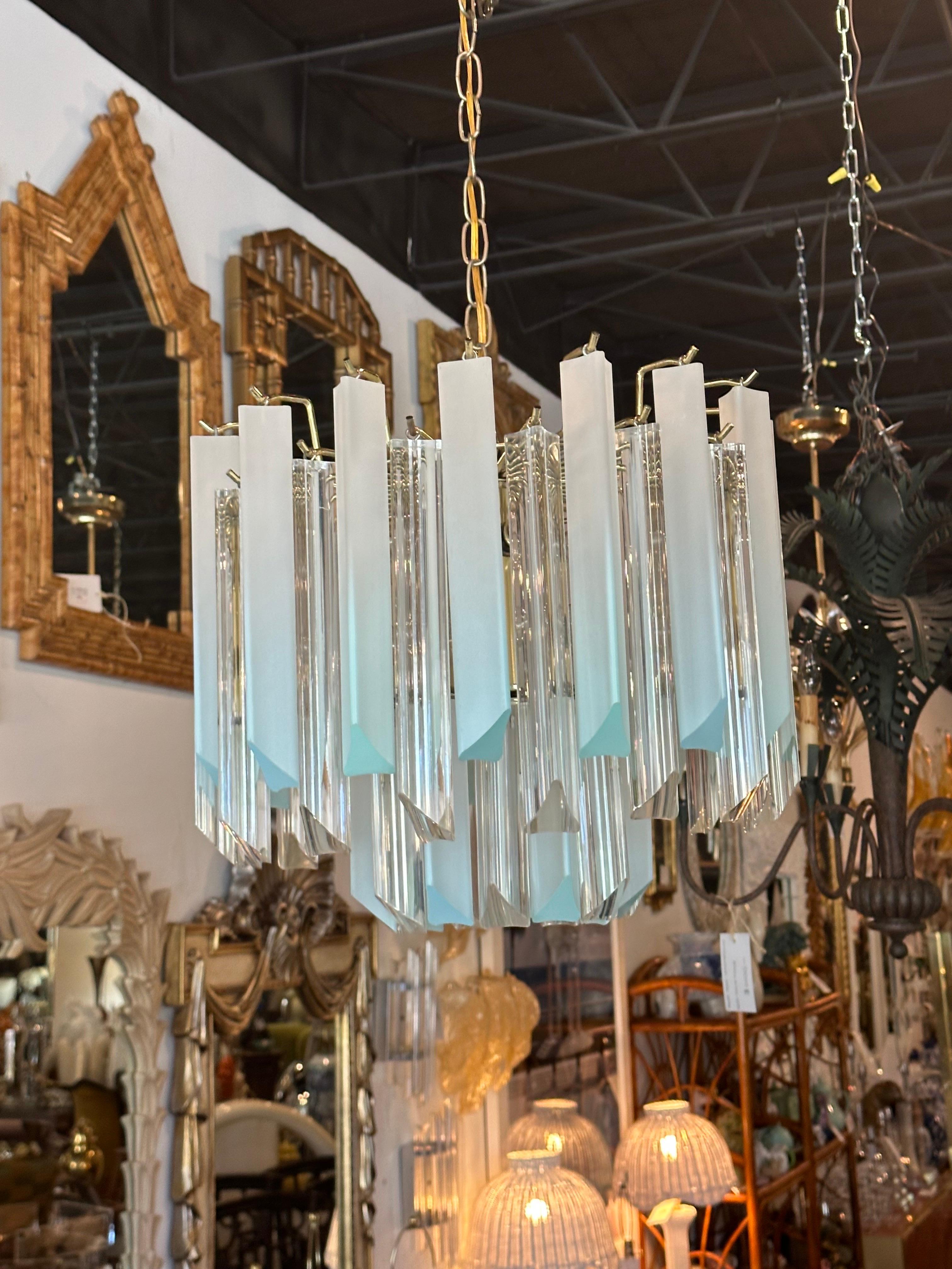 Ottone Lampadario vintage a 11 luci a prisma in lucite blu acqua, ottone a due livelli in vendita