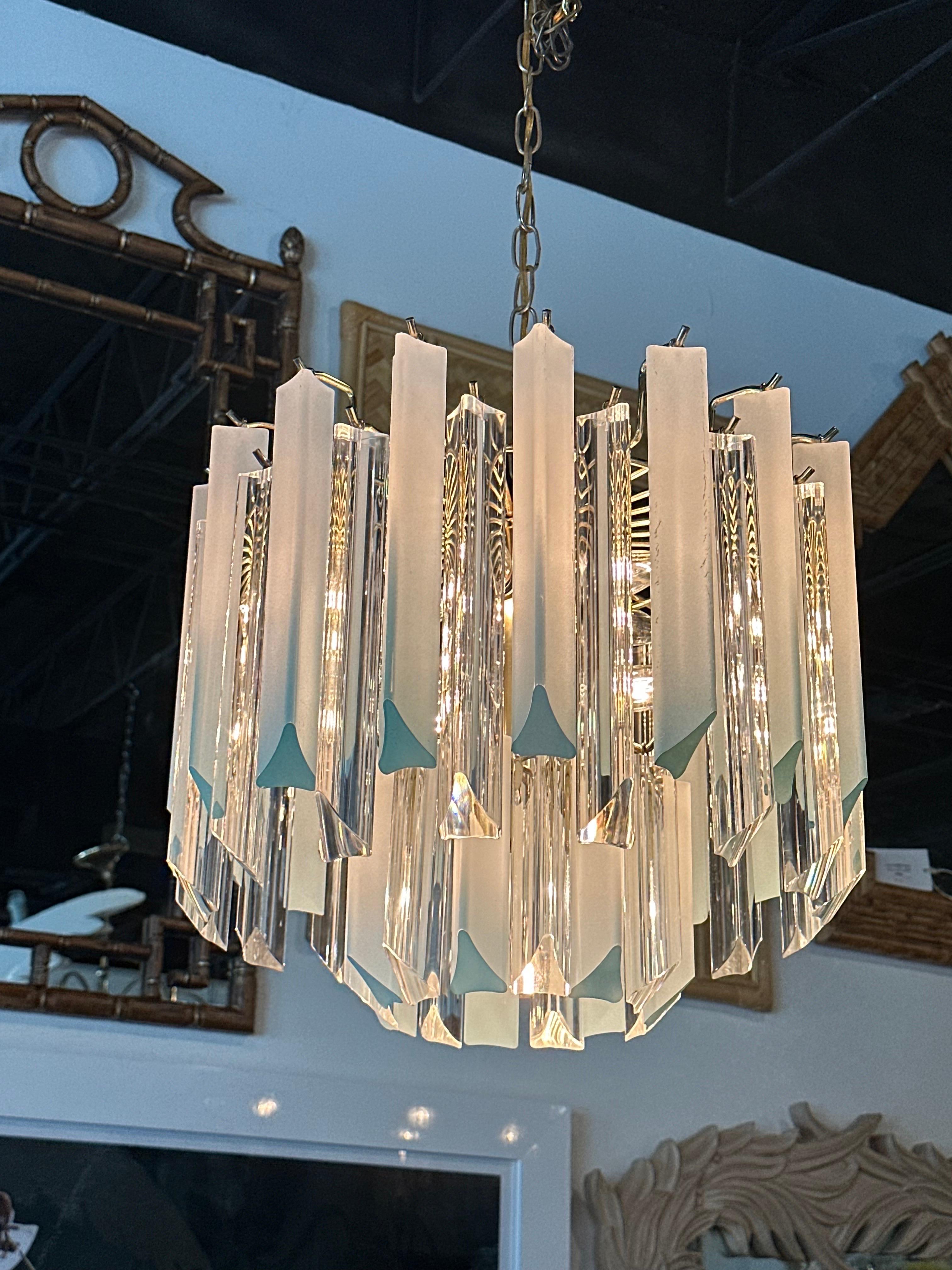 Lampadario vintage a 11 luci a prisma in lucite blu acqua, ottone a due livelli in vendita 1