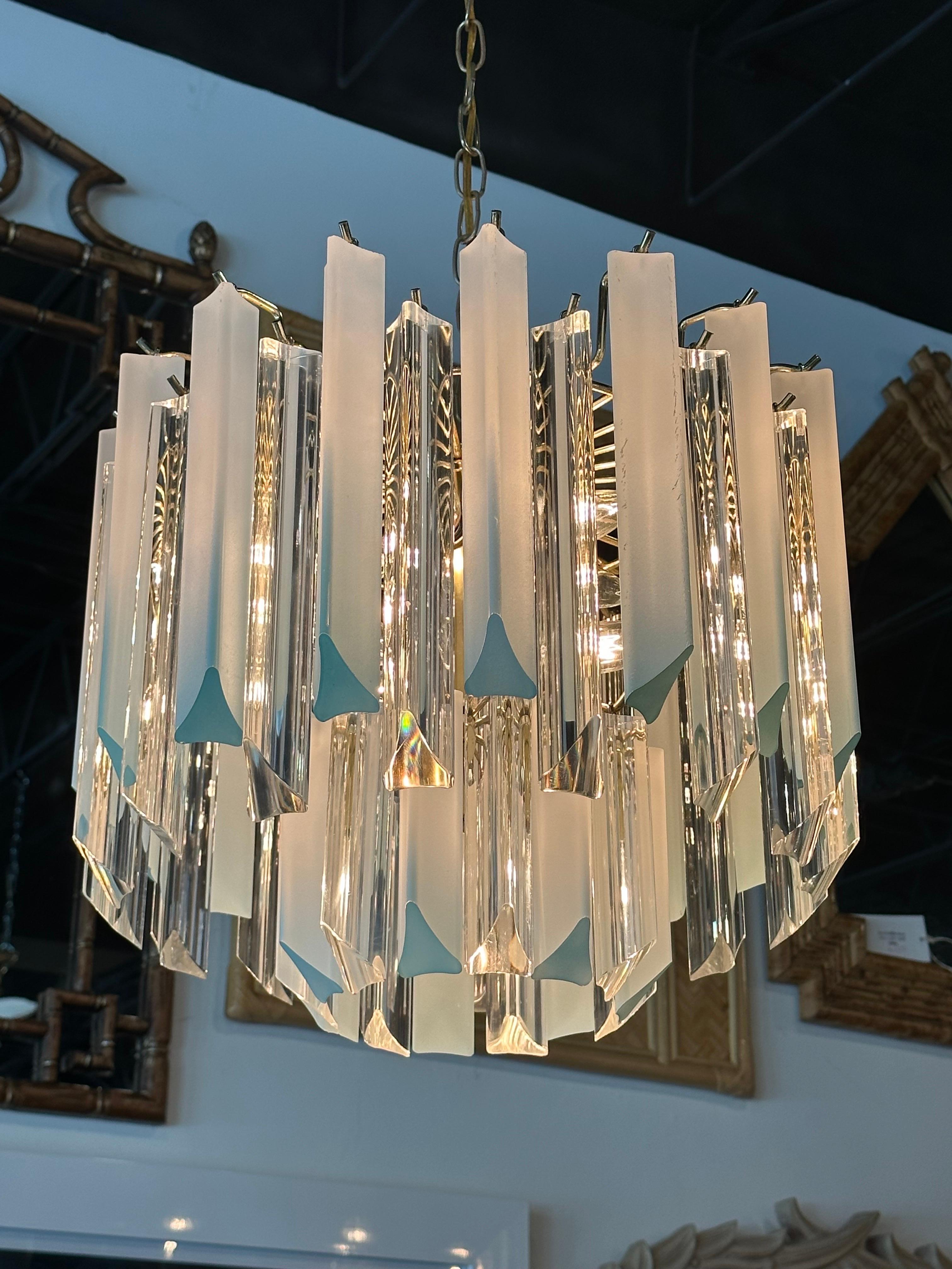 Lampadario vintage a 11 luci a prisma in lucite blu acqua, ottone a due livelli in vendita 2