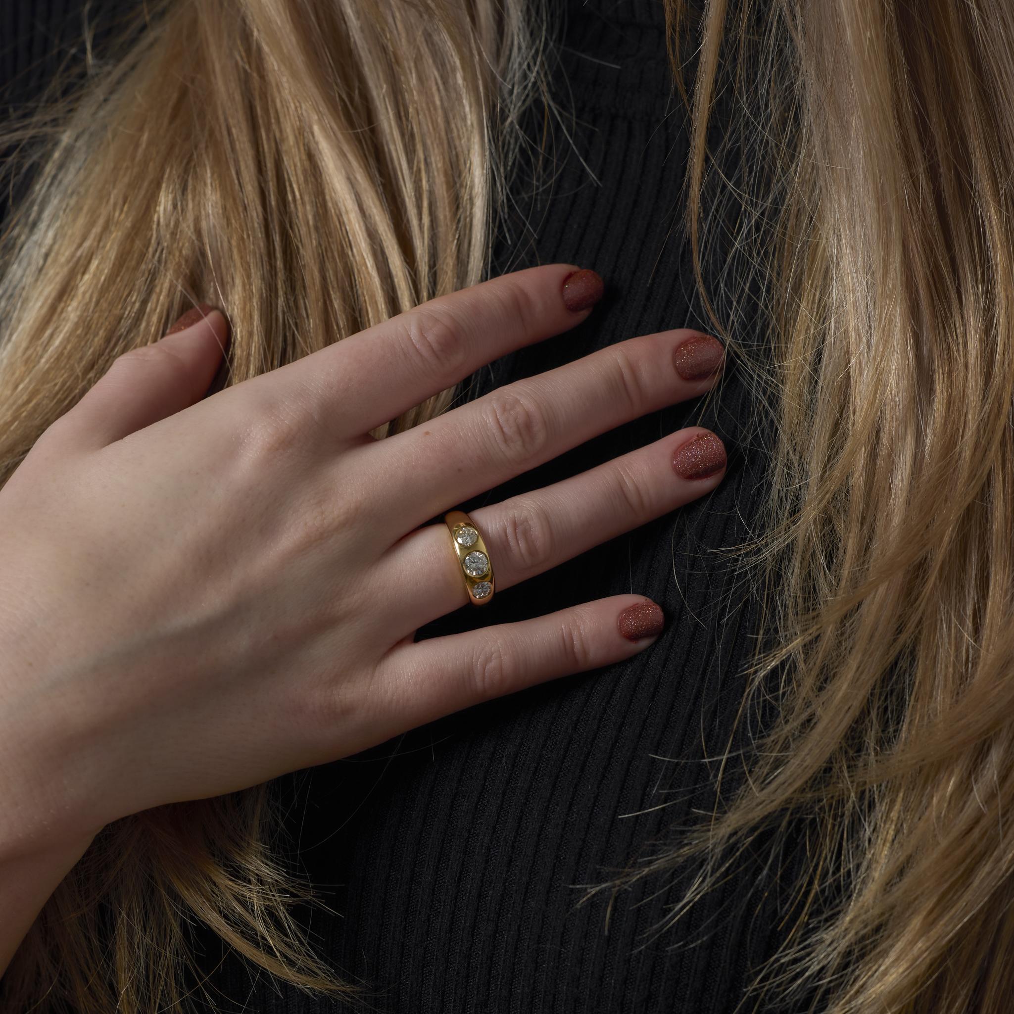 Taglio brillante Anello vintage con diamante da 1,10 carati in oro giallo 18 carati con castone a 3 pietre in vendita