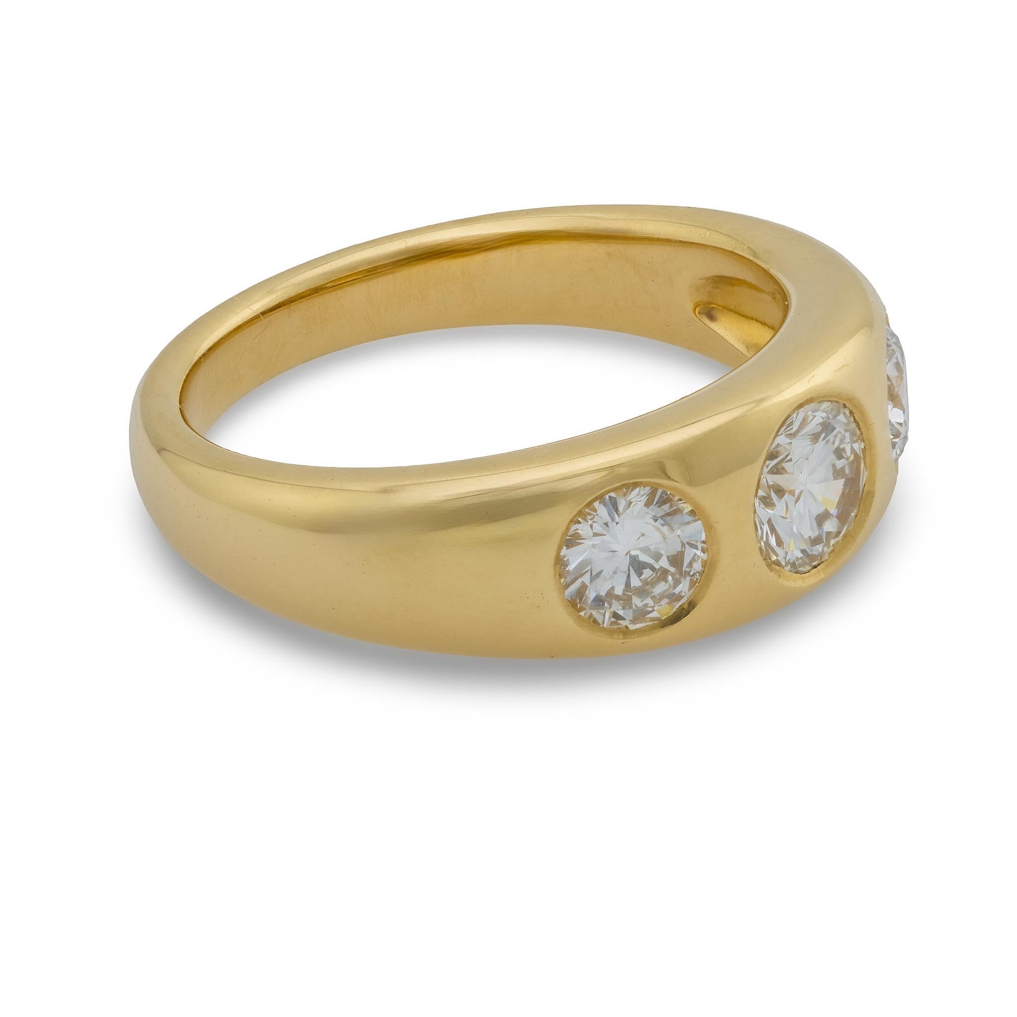 Anello vintage con diamante da 1,10 carati in oro giallo 18 carati con castone a 3 pietre In condizioni buone in vendita a Beverly Hills, CA