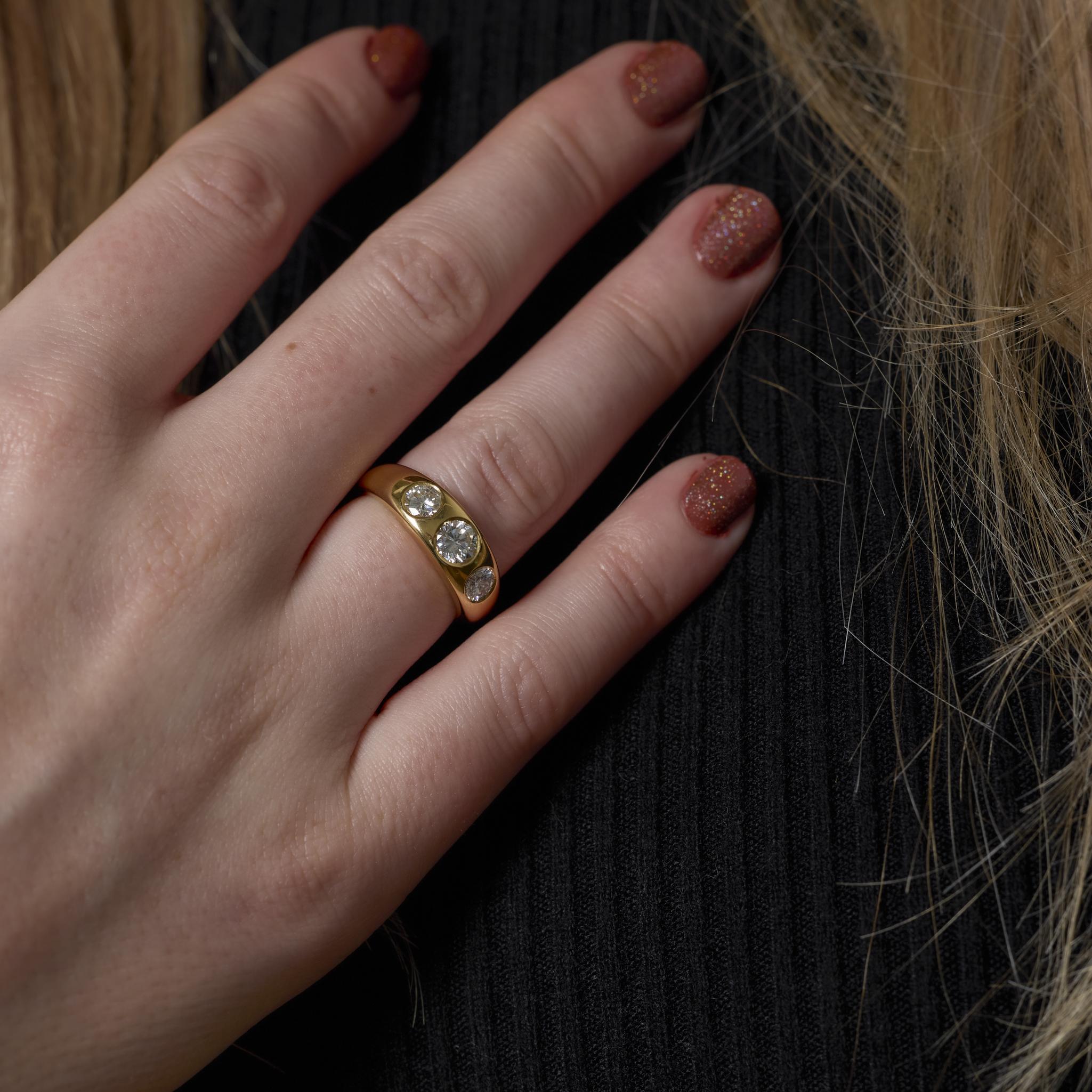 Donna Anello vintage con diamante da 1,10 carati in oro giallo 18 carati con castone a 3 pietre in vendita