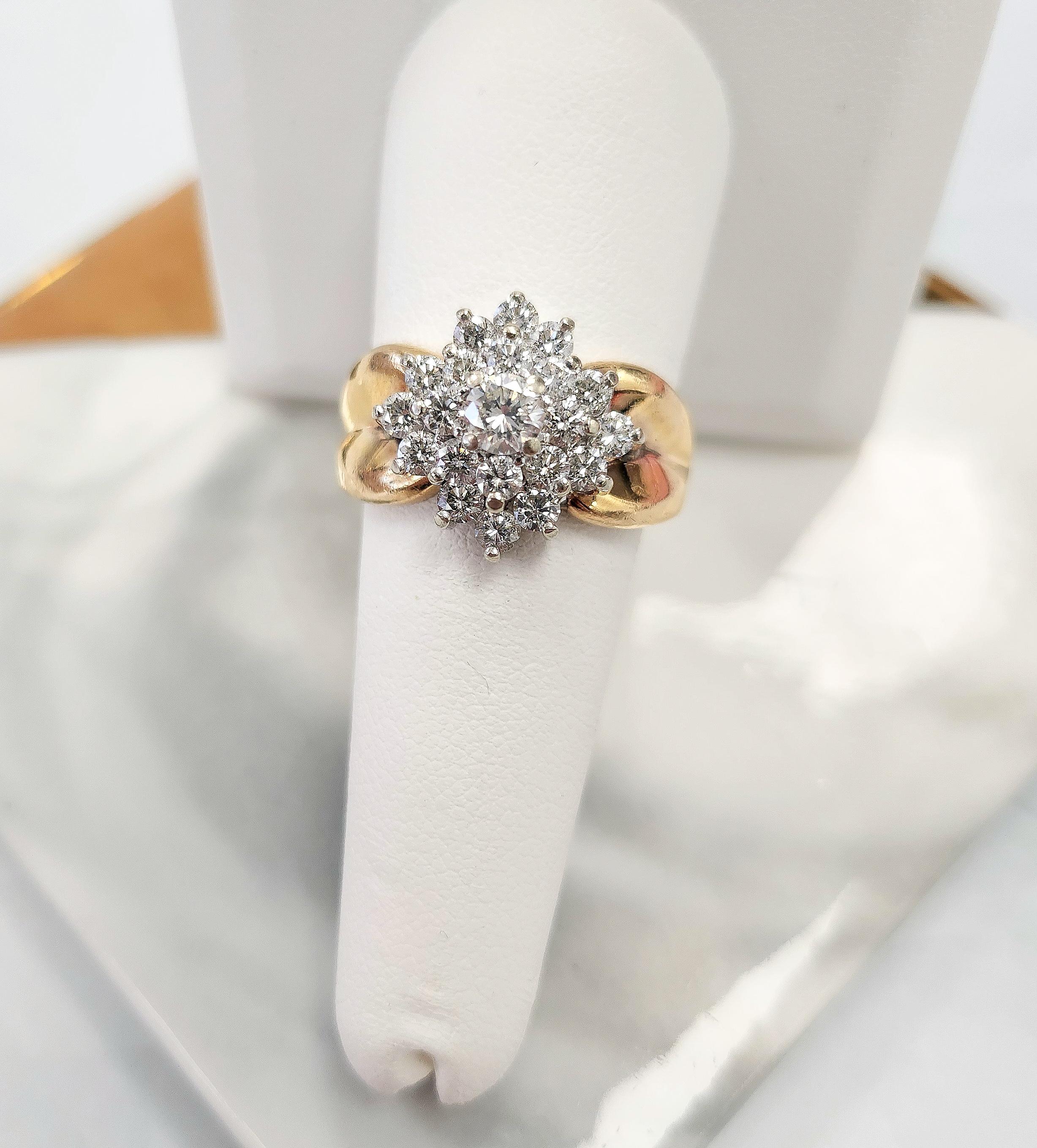 Questo splendido anello vintage è un vero e proprio pezzo forte, caratterizzato da un audace e intricato gruppo di diamanti incastonati in una composizione ispirata ai fiocchi di neve. I diamanti incastonati sono realizzati in oro bianco 14 carati e