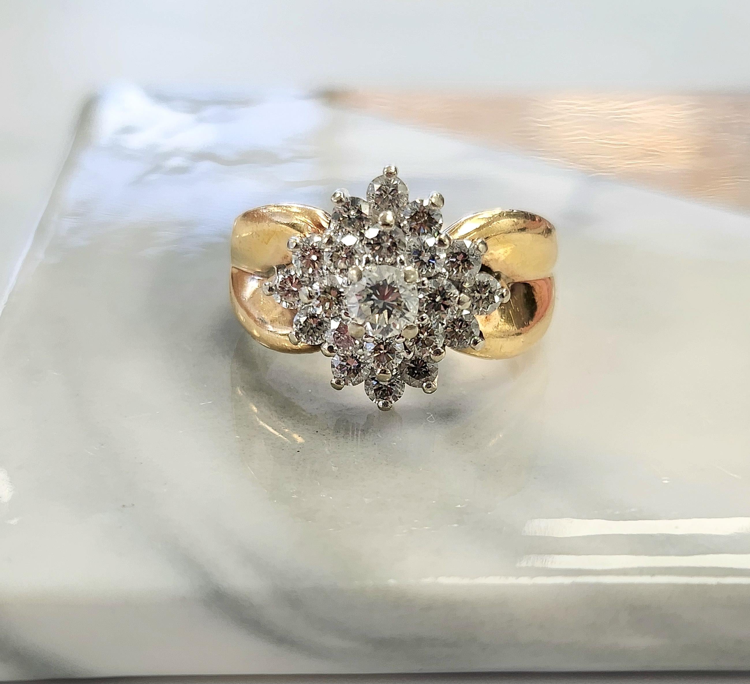 Artigiano Anello vintage con cluster di diamanti da 1,50 carati in oro bianco e giallo 14 carati in vendita