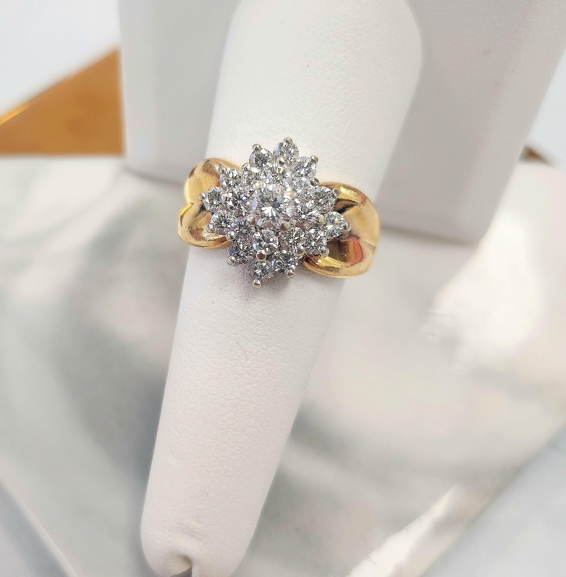 Anello vintage con cluster di diamanti da 1,50 carati in oro bianco e giallo 14 carati in vendita 1