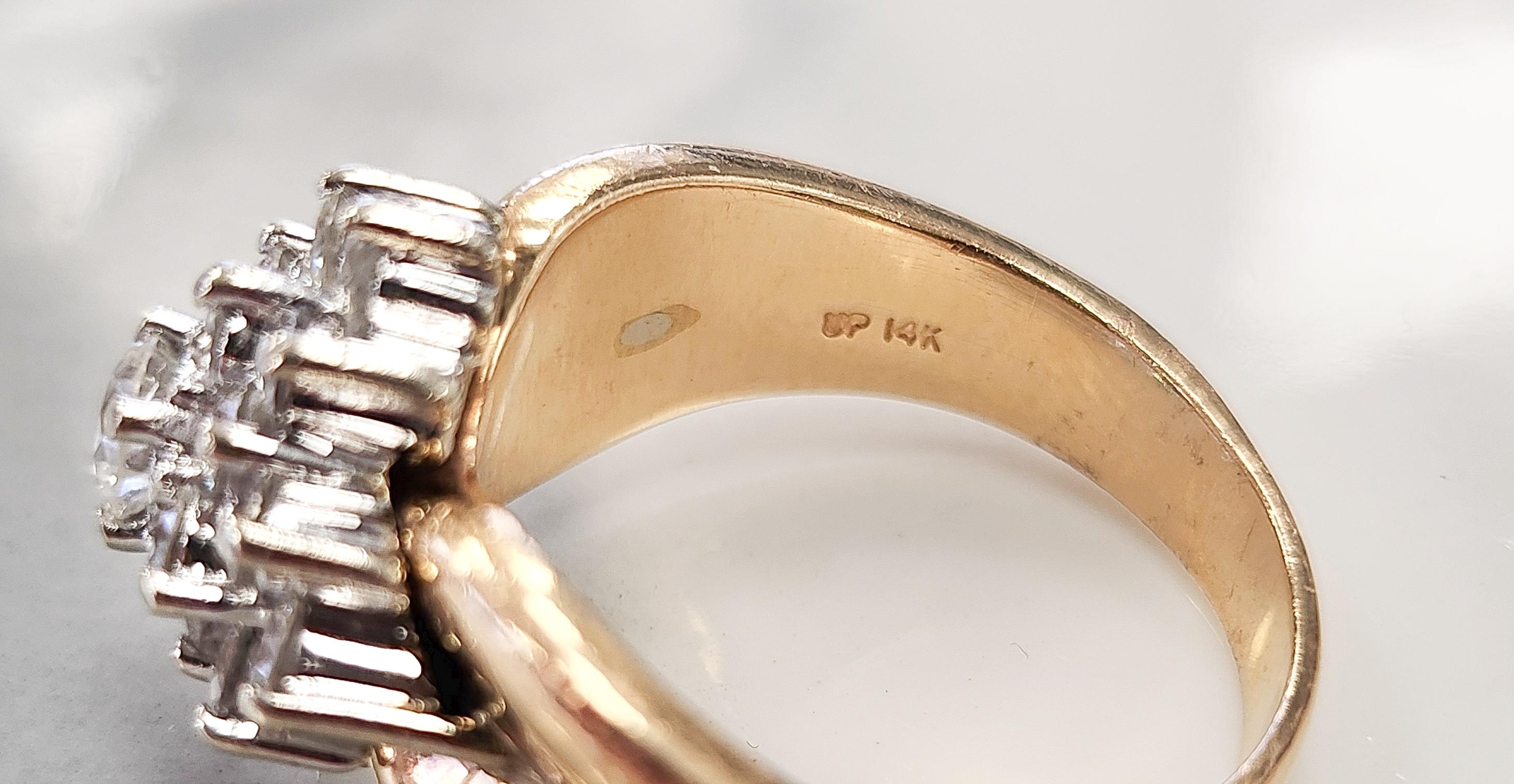 Anello vintage con cluster di diamanti da 1,50 carati in oro bianco e giallo 14 carati in vendita 2