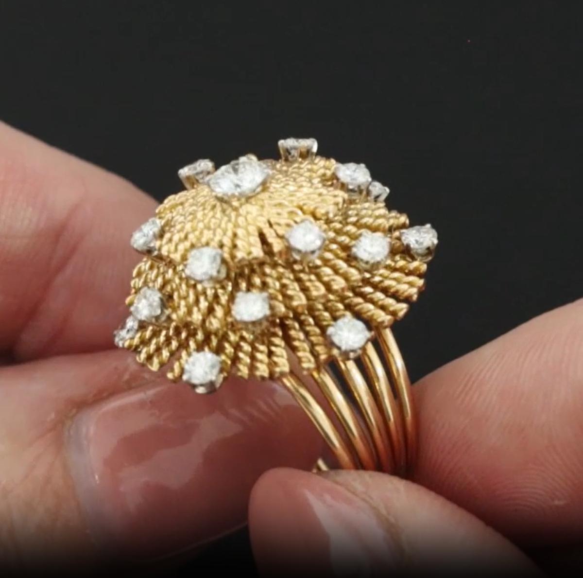 Cette bague de cocktail vintage, audacieuse et sculpturale, est une pièce exceptionnelle provenant d'une succession française. Elle présente 1,10 carats de diamants blancs de haute pureté sertis dans un motif complexe d'or jaune 18 carats tressé.