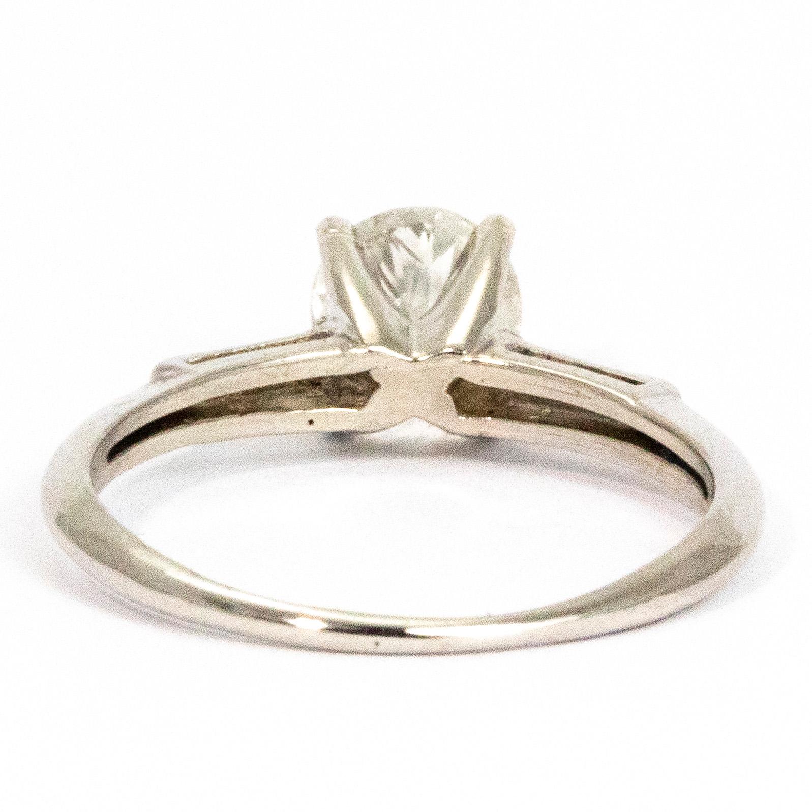 Taille baguette Bague solitaire vintage en diamant de 1,10 carat en vente