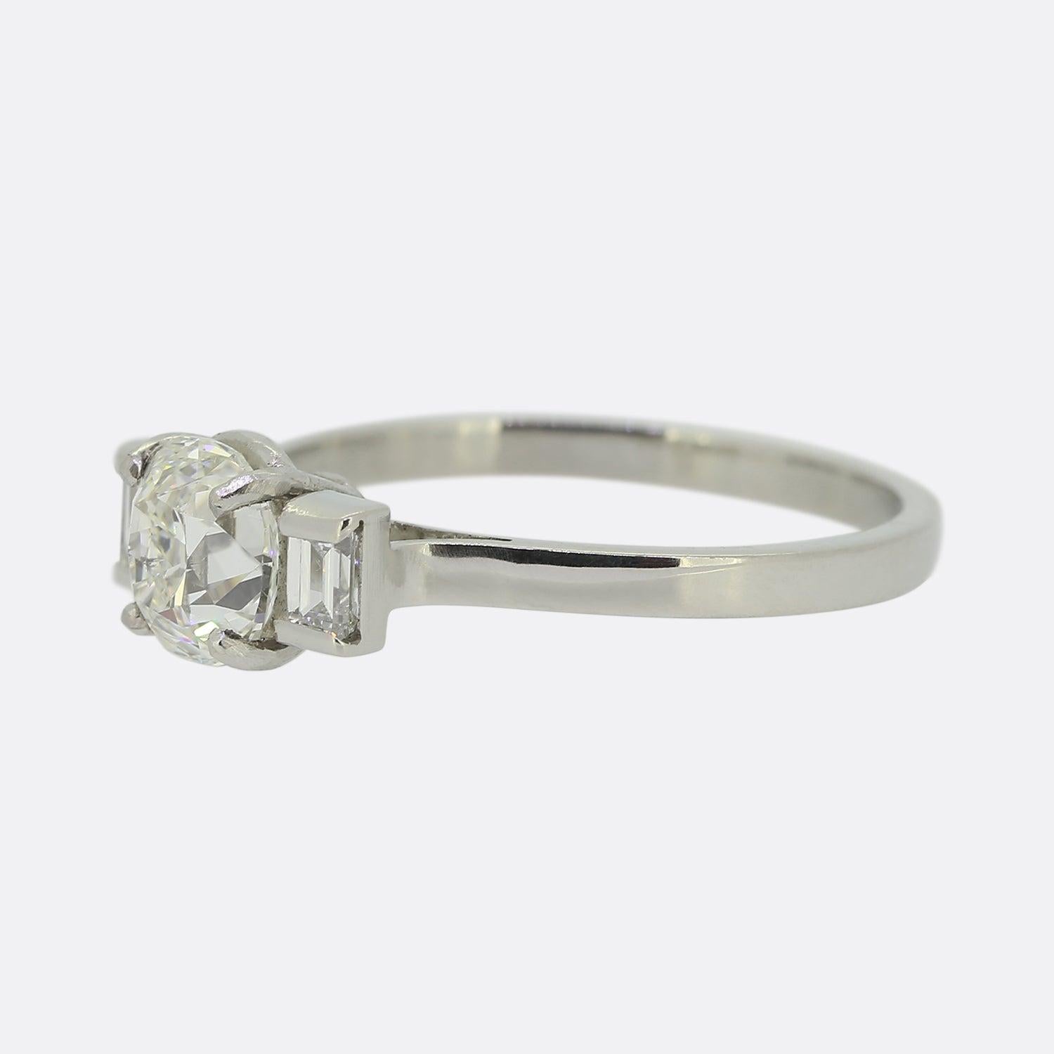 Ecco un anello vintage con tre pietre e diamanti che riprende lo stile classico dell'Art Deco. Al centro di questo gioiello troviamo un grosso diamante taglio old mine da 1,10 carati che si trova orgoglioso in una montatura a quattro griffe che