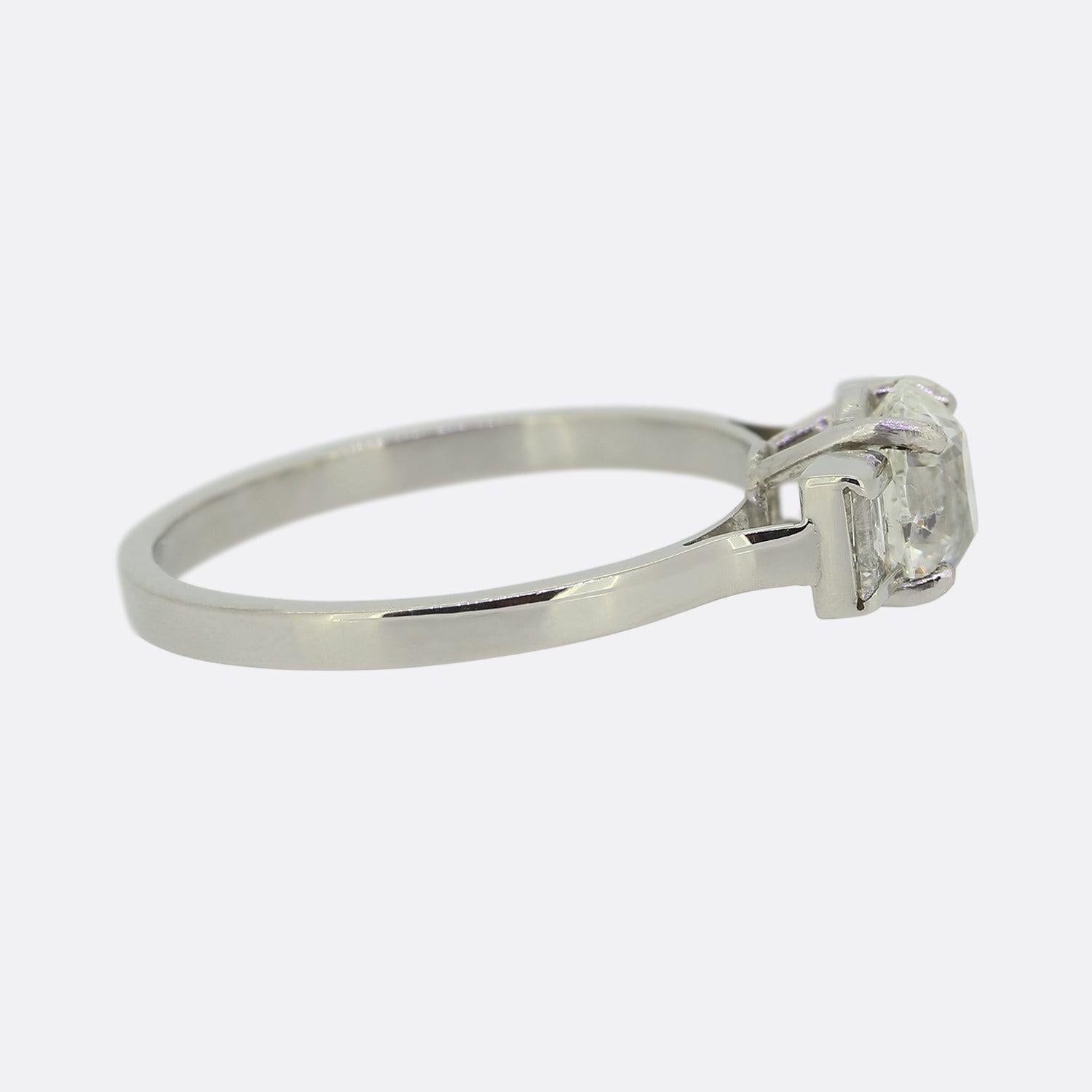 Art Déco Anello vintage con tre pietre e diamanti da 1.10 carati in vendita