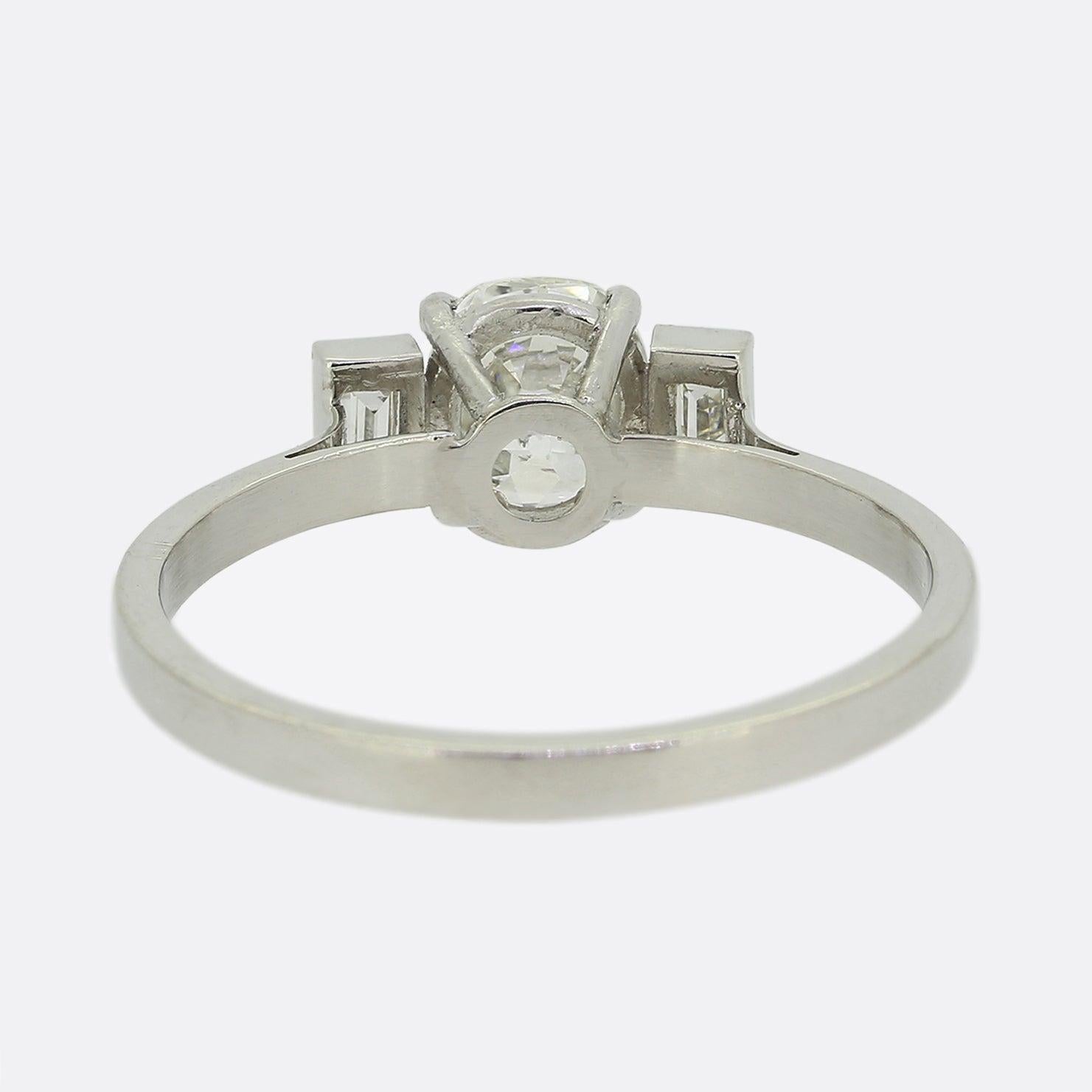 Taglio vecchia miniera Anello vintage con tre pietre e diamanti da 1.10 carati in vendita