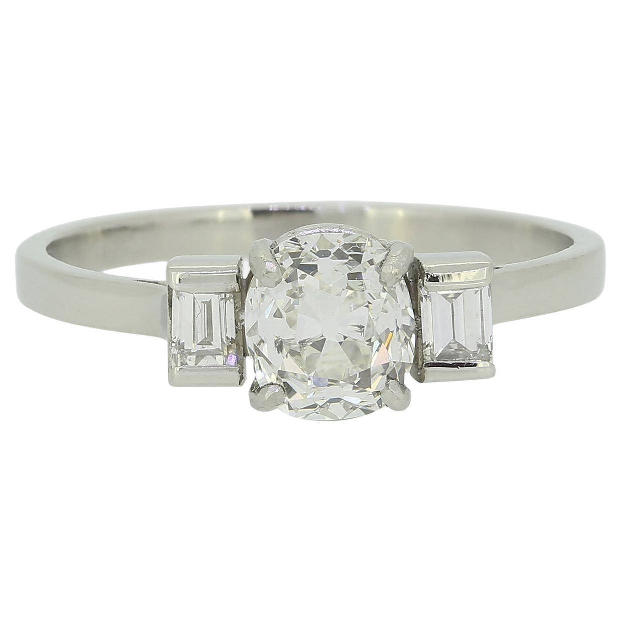 Anillo vintage de tres piedras con diamantes de 1.10 quilates