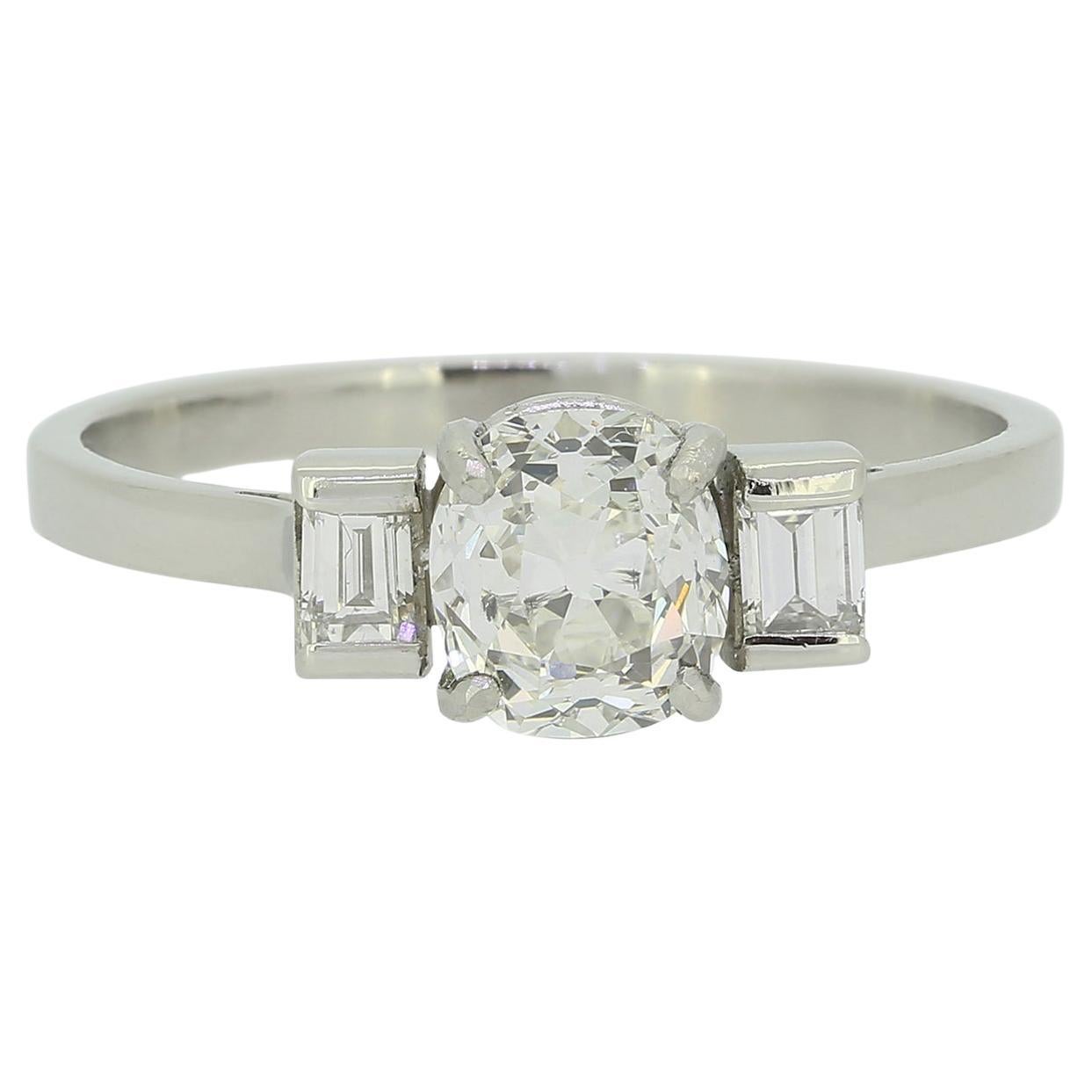 Bague vintage à trois pierres avec diamants de 1.10 carats en vente