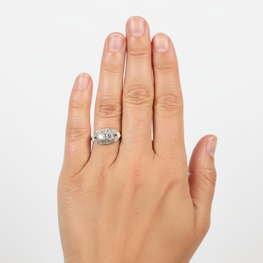 Vintage 1.10 Carat Old European and Round Diamond 14K Yellow and White Gold Ring (bague en or jaune et blanc) Excellent état - En vente à Chicago, IL
