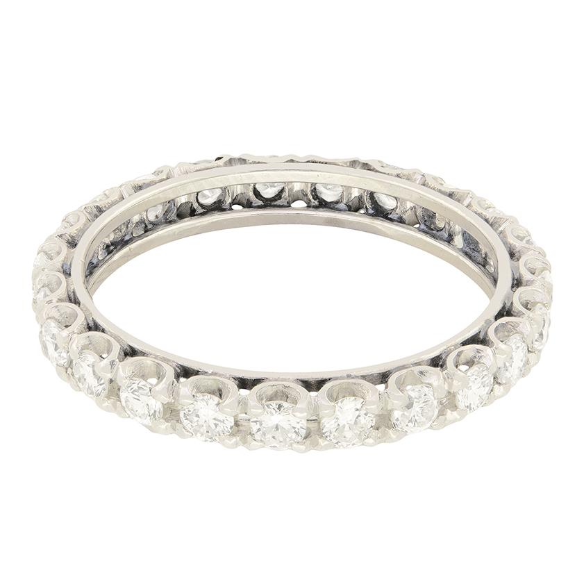 Exquisitamente elaborado en oro blanco de 18 quilates, este anillo de eternidad completa data de la década de 1950. Un total de veintidós diamantes brillantes redondos incrustados en la banda, cada uno con un peso de 0,05 quilates. Todas las piedras