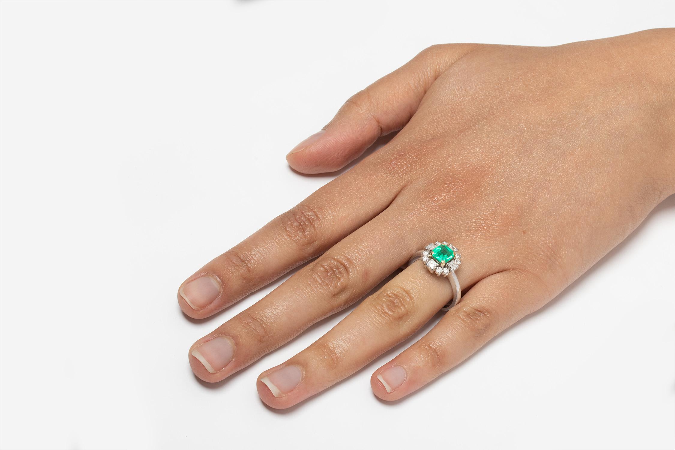 Vintage 1.10ct Emerald and Diamond Cluster Ring, c.1960s In Good Condition For Sale In London, GB