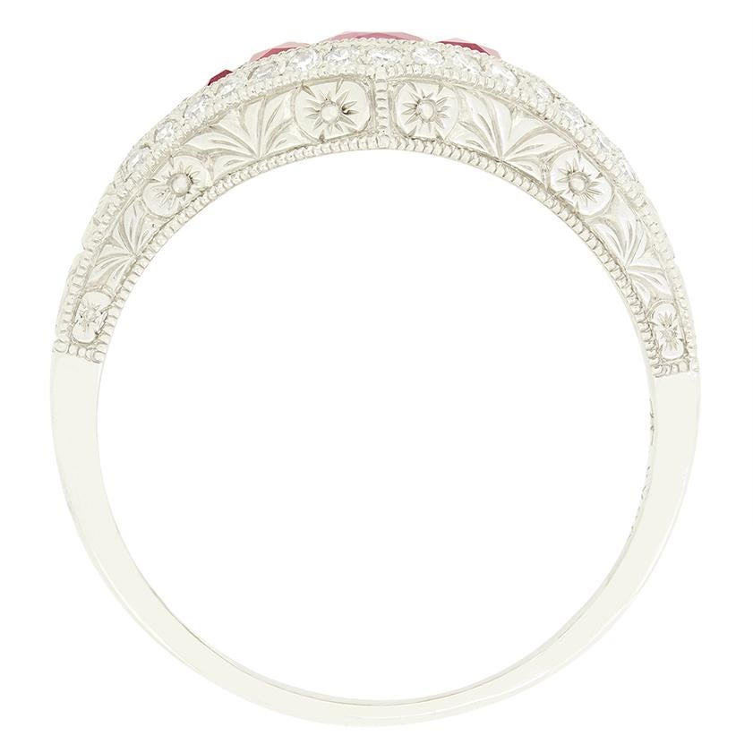 Sieben spitz zulaufende Rubine stehen bei diesem einzigartigen Vintage-Stück im Mittelpunkt. Der größte der Rubine ist ein oval geschliffener Stein von 0,70 Karat, mit handgeschliffenen Steinen im französischen Schliff an beiden Seiten, was den