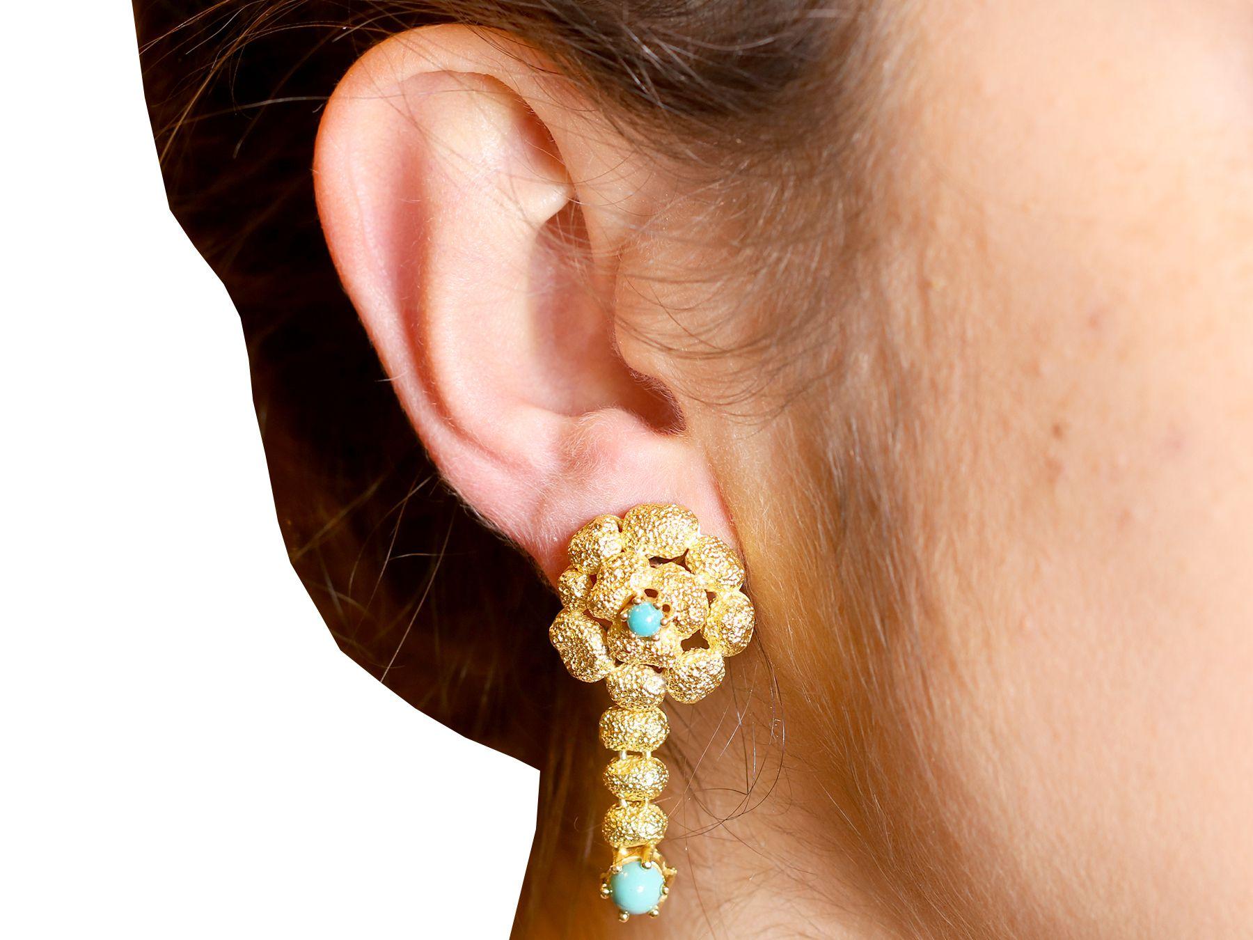 Women's or Men's 1950s Vintage 1.10 Carat Turquoise and 18k Yellow Gold Earrings For Sale