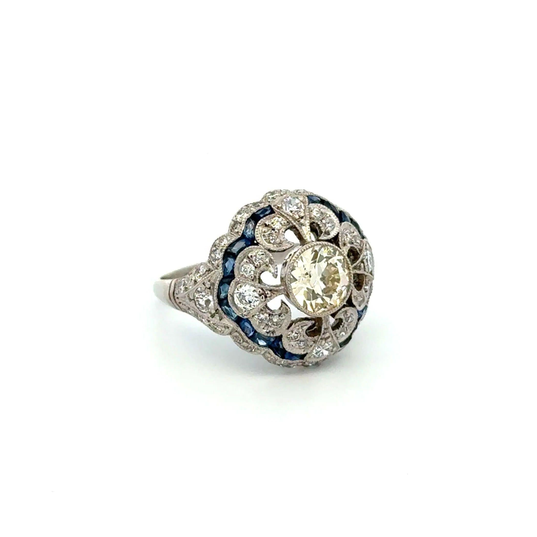 Einfach schön! Eleganter und fein detaillierter Art Deco Revival Diamant und Saphir Vintage Platin Cocktail Ring. In der Mitte ein sicher eingebetteter, von Hand gefasster 1.11-Karat-Diamant im alten europäischen Schliff. Umgeben von Saphiren mit