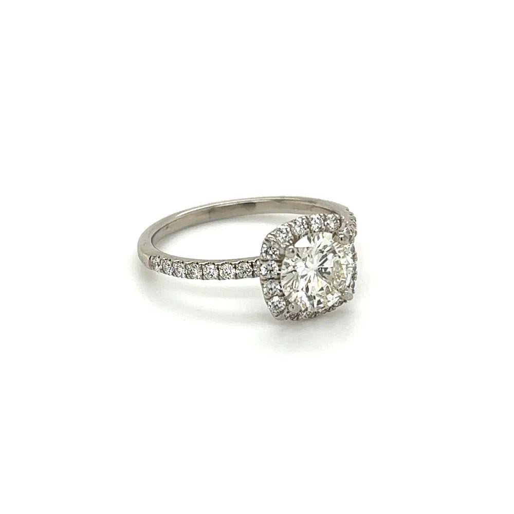 Semplicemente bello! Anello solitario d'oro GIA con diamante tondo taglio brillante vintage. Al centro di una mano saldamente incastonata un diamante rotondo taglio Brilliante, del peso di circa 1,11 carati, J-SI1,. Circondato e impreziosito ai lati