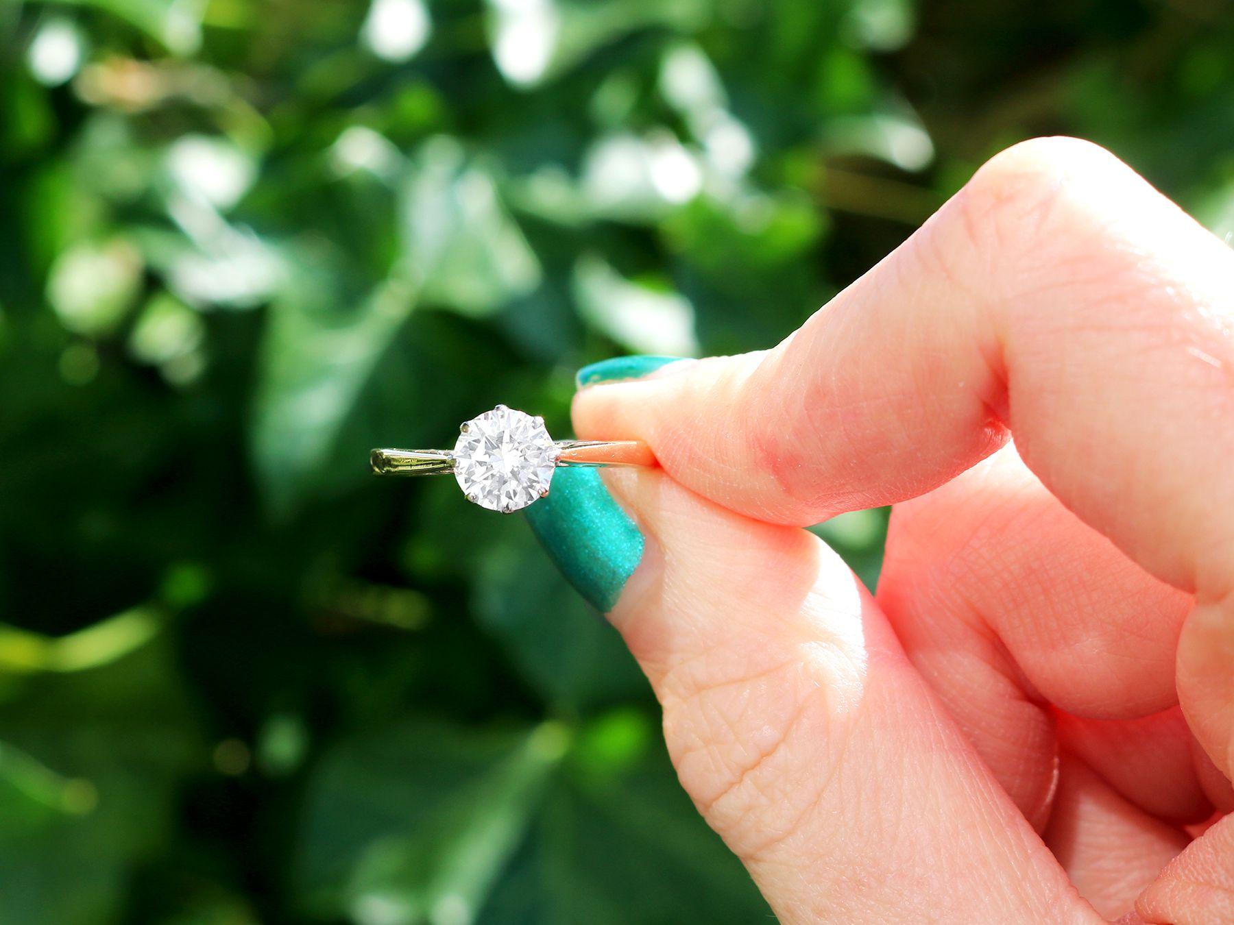 Un impresionante, fino e impresionante anillo solitario vintage de diamantes de 1,12 quilates y oro amarillo de 18 quilates, engastado en oro blanco de 18 quilates; forma parte de nuestras diversas colecciones de joyas y joyas patrimoniales.

Este
