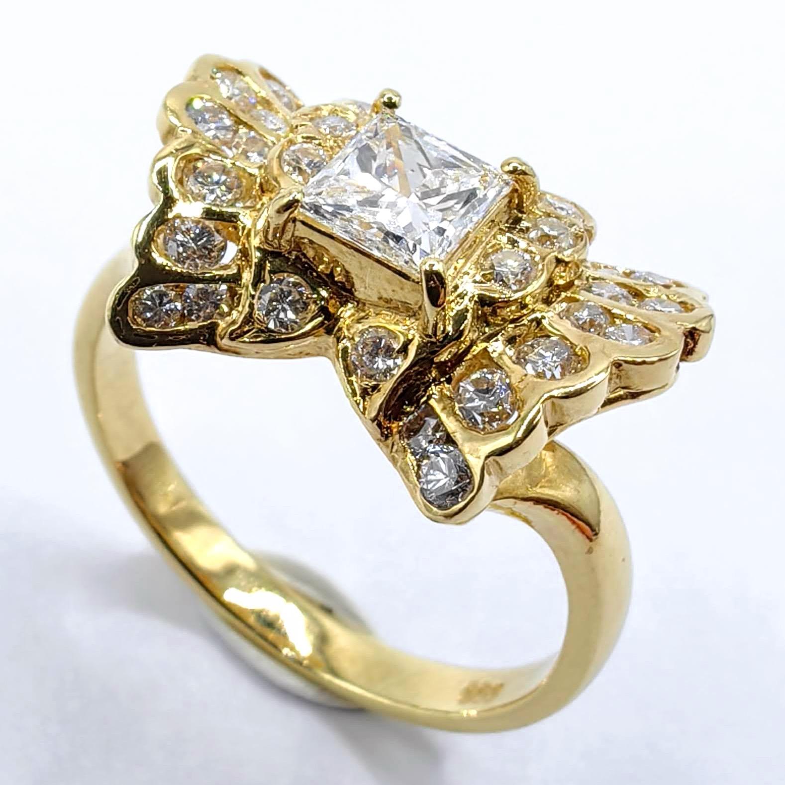 Mélange frappant d'élégance vintage et de brillance intemporelle, cette bague en diamant taille princesse et taille ronde est une véritable déclaration de sophistication. Réalisée en luxueux et rare or jaune 850 (pureté de l'or légèrement supérieure